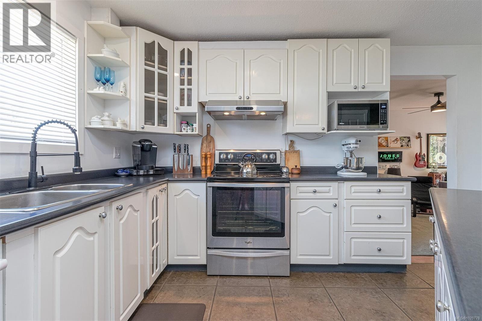 164 Stanford Ave W, Parksville