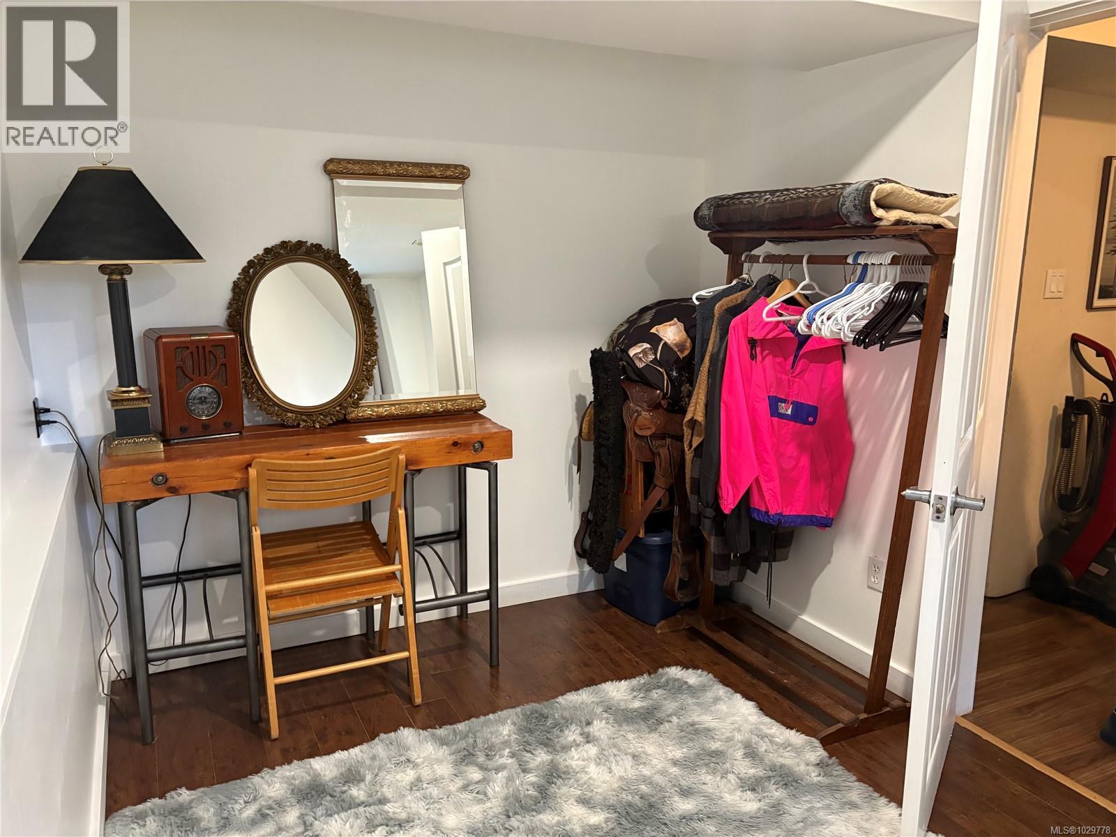 164 Stanford Ave W, Parksville