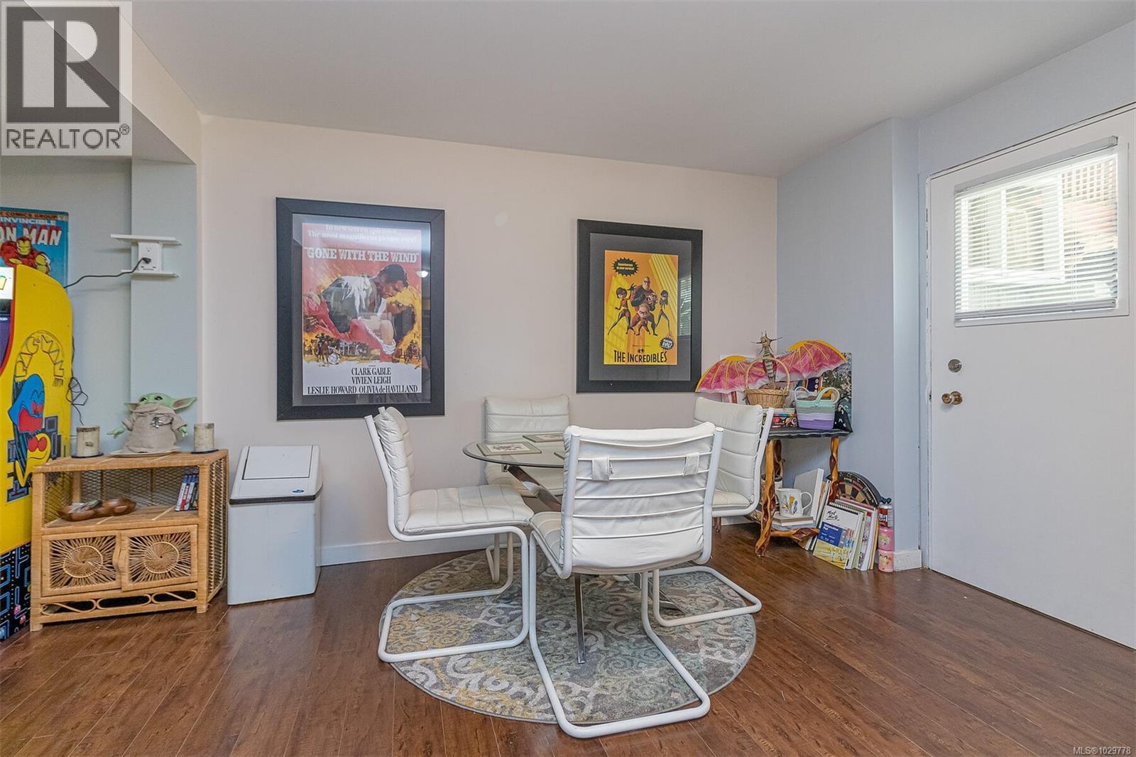 164 Stanford Ave W, Parksville