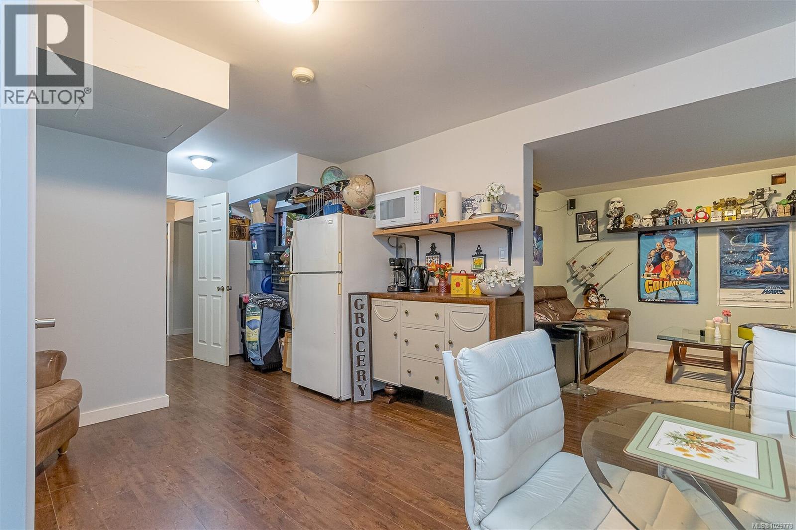 164 Stanford Ave W, Parksville