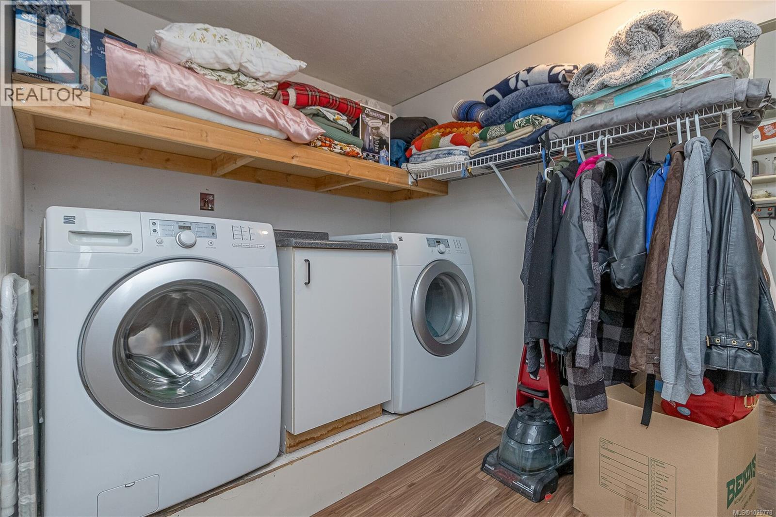 164 Stanford Ave W, Parksville