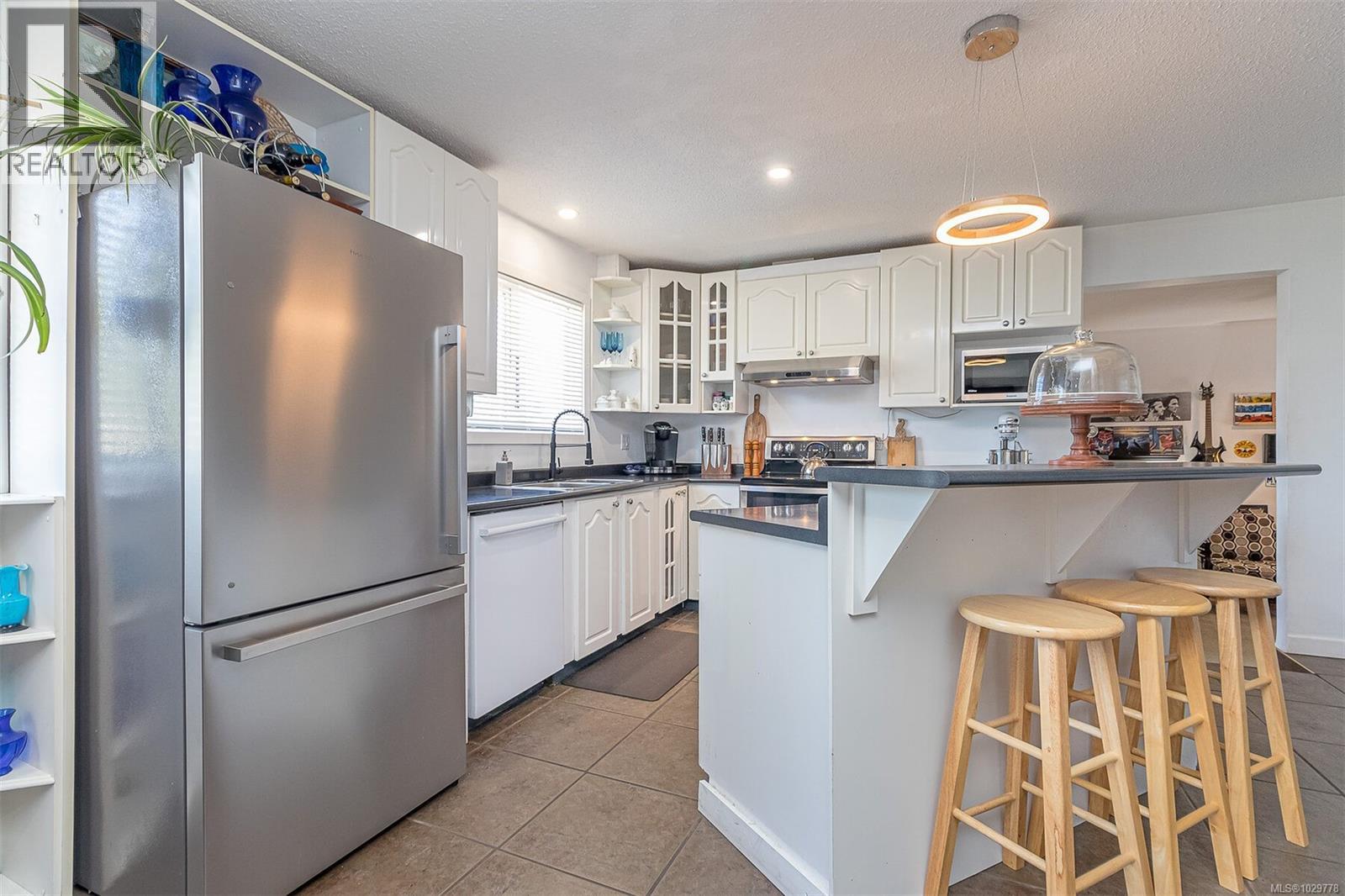 164 Stanford Ave W, Parksville