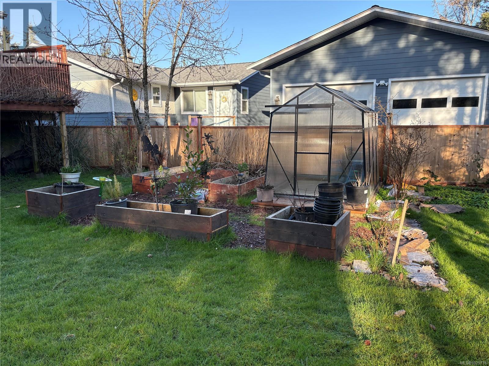 164 Stanford Ave W, Parksville