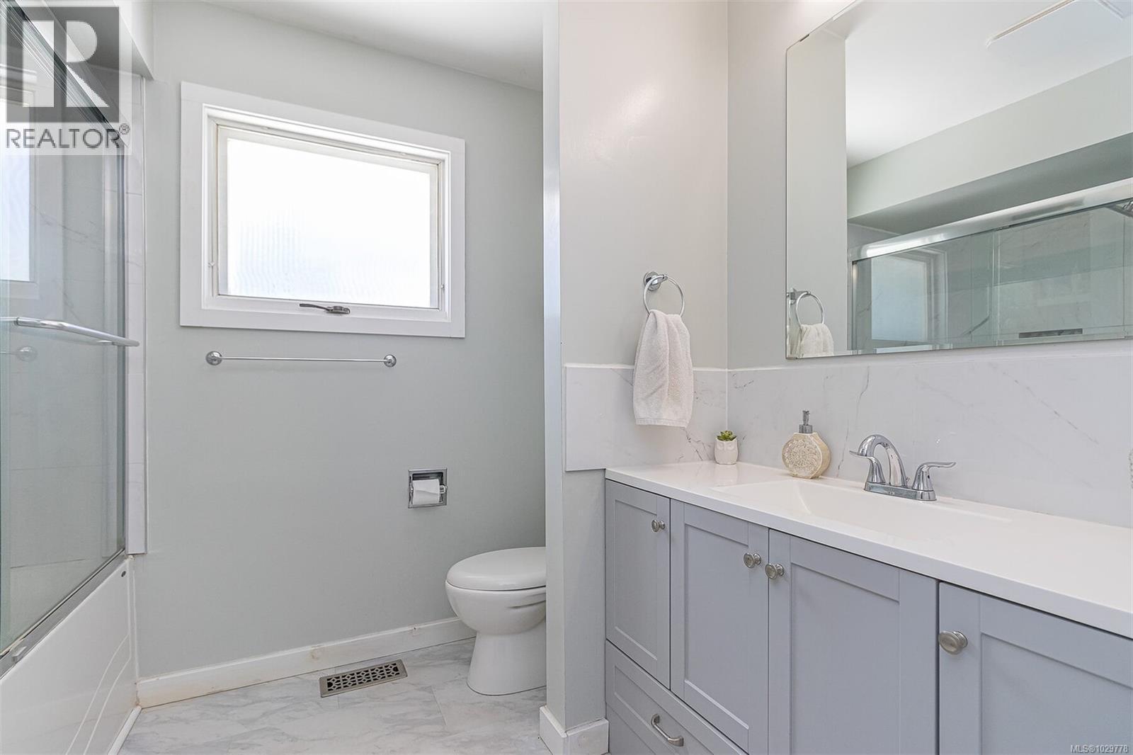 164 Stanford Ave W, Parksville