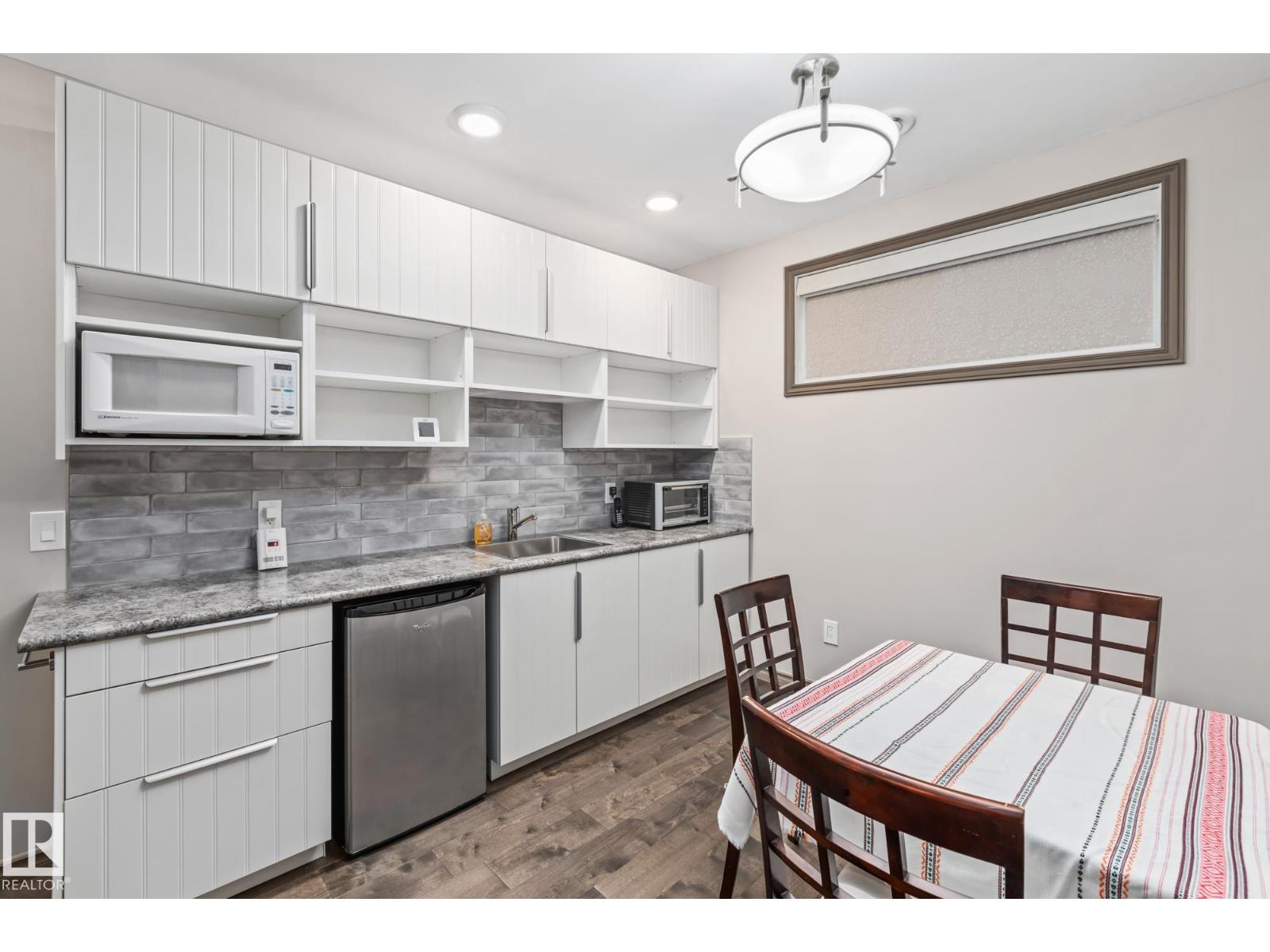 9520 206 ST NW, Edmonton