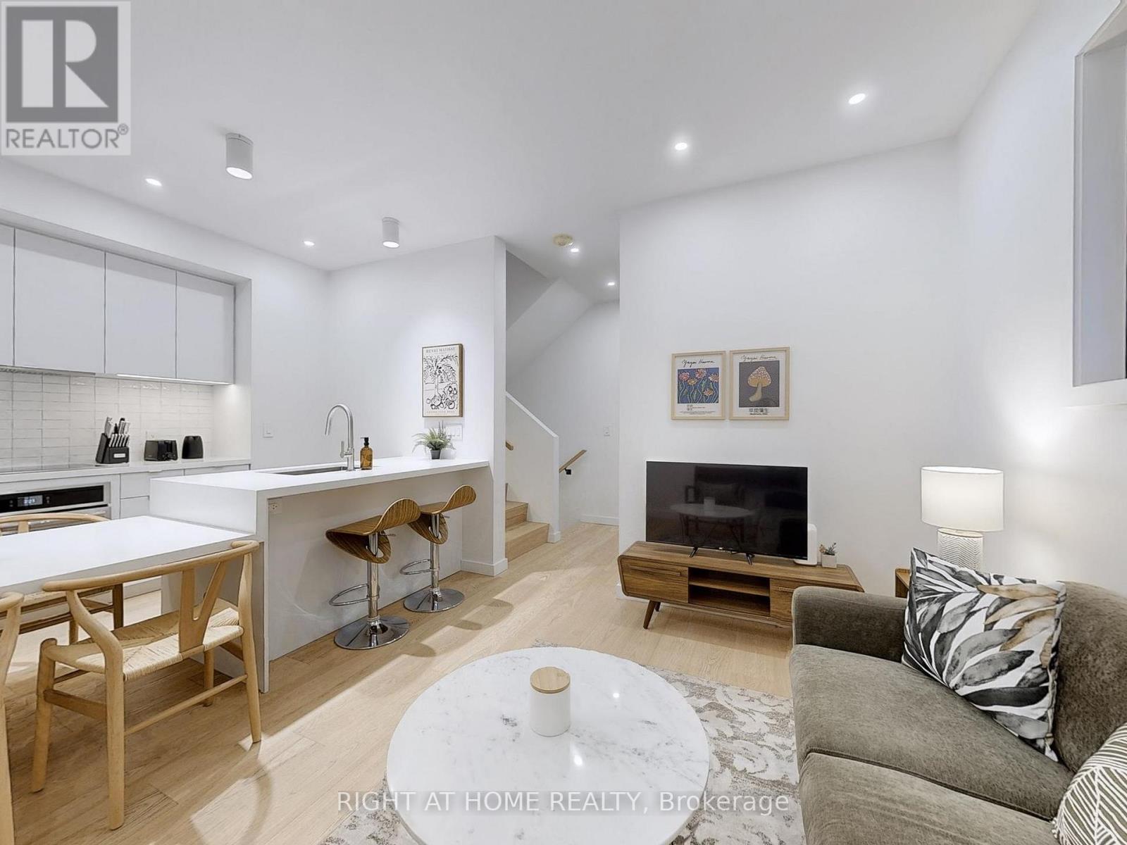 Listing photo of 2 - 798 DOVERCOURT ROAD