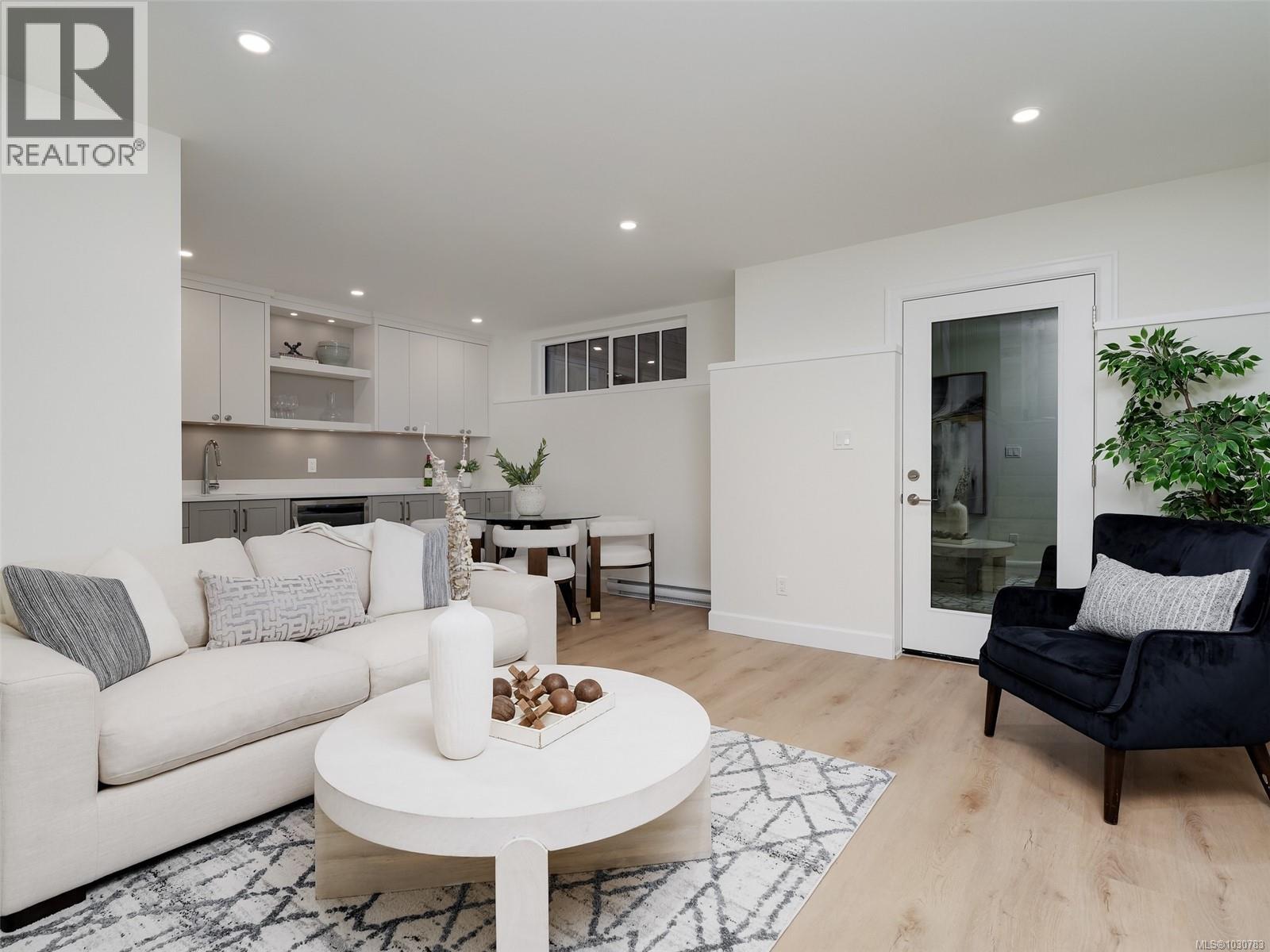 1 3513 Henderson Road, Oak Bay