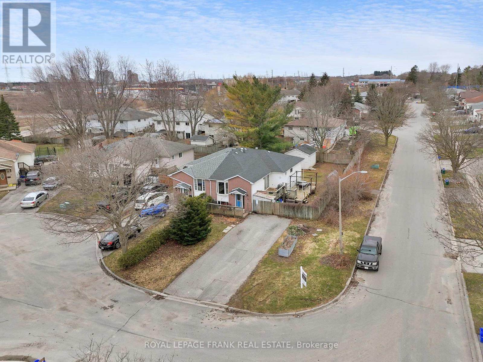 2 FAIRBAIRN COURT,Clarington (Bowmanville),,