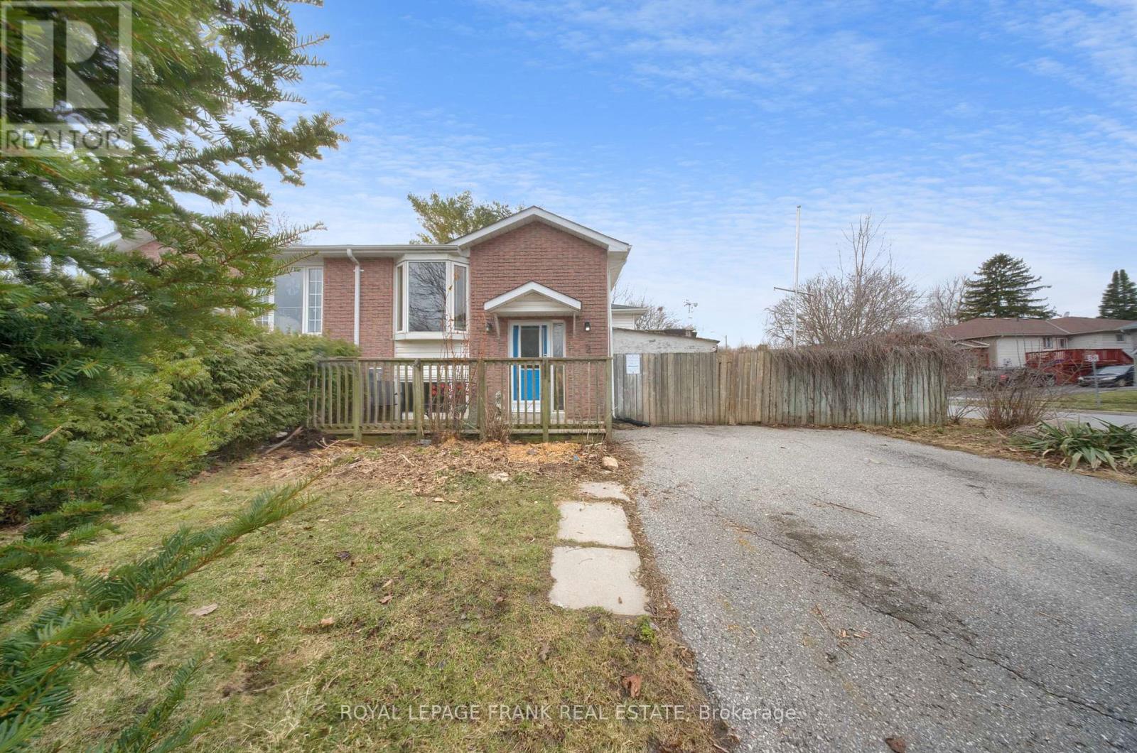 2 FAIRBAIRN COURT,Clarington (Bowmanville),,