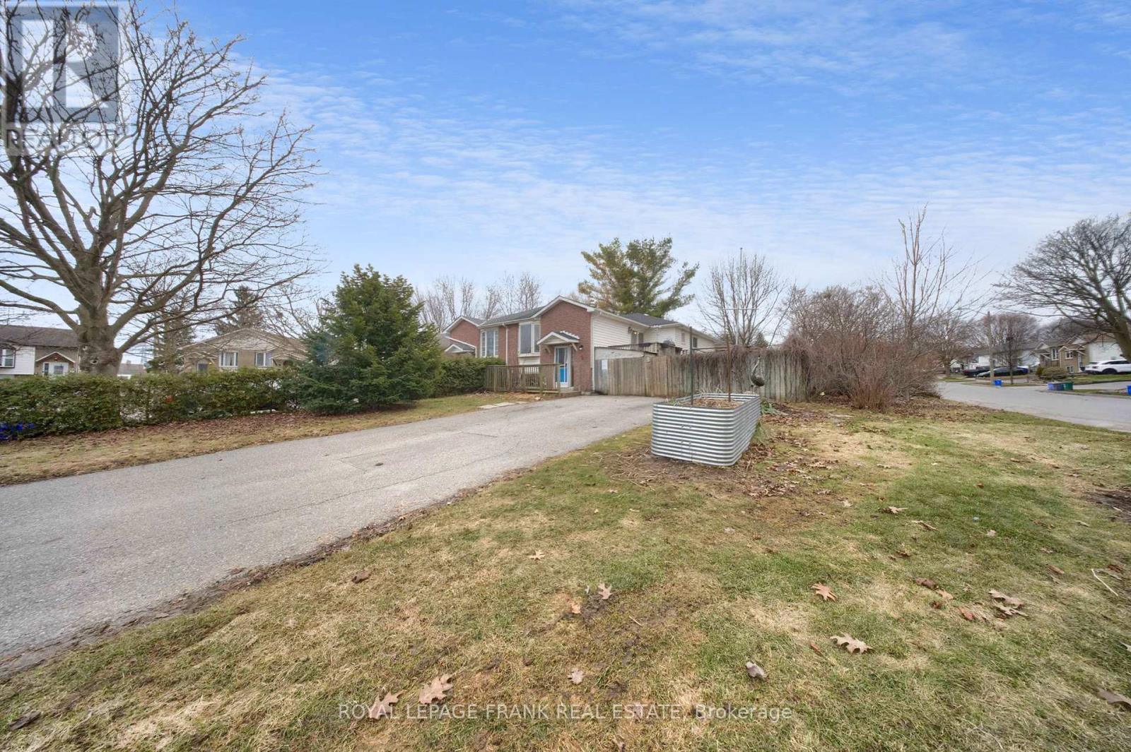 2 FAIRBAIRN COURT,Clarington (Bowmanville),,