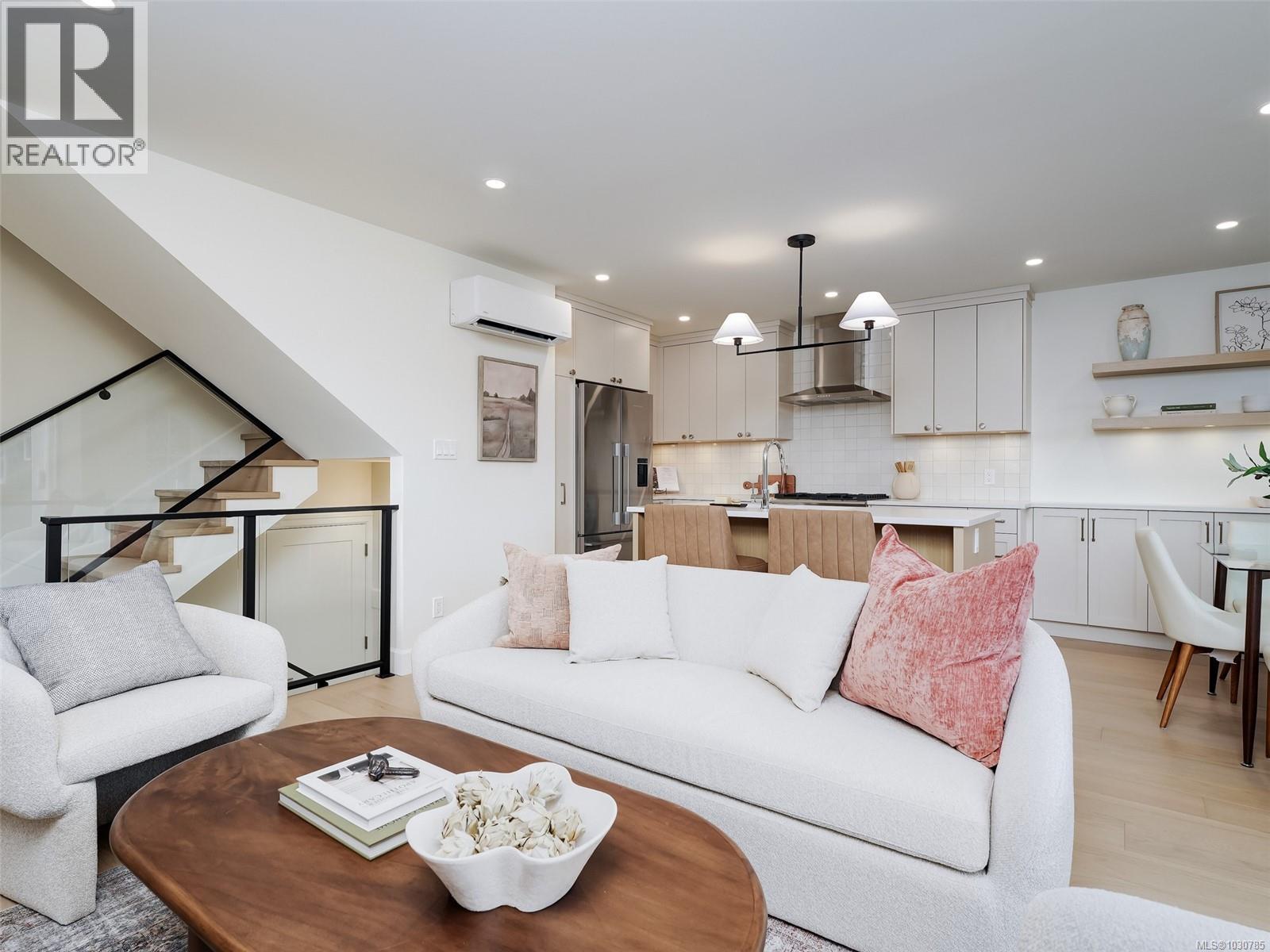 2 3513 Henderson Road, Oak Bay