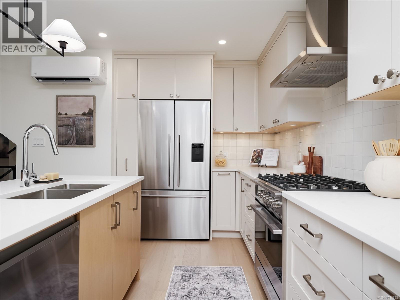 2 3513 Henderson Road, Oak Bay