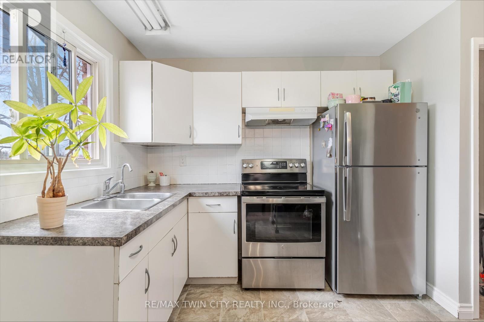#23 25 UPPER CANADA DRIVE - 12