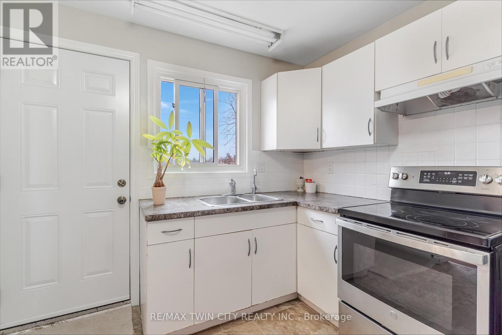 #23 25 UPPER CANADA DRIVE - 14