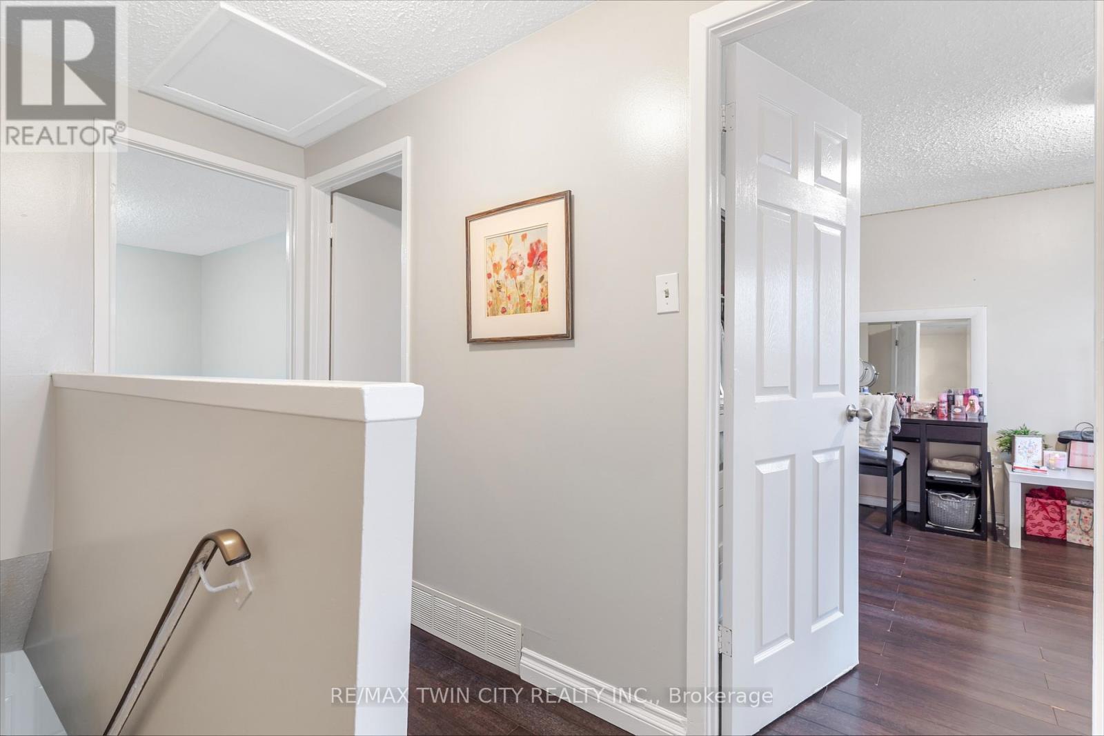#23 25 UPPER CANADA DRIVE - 16