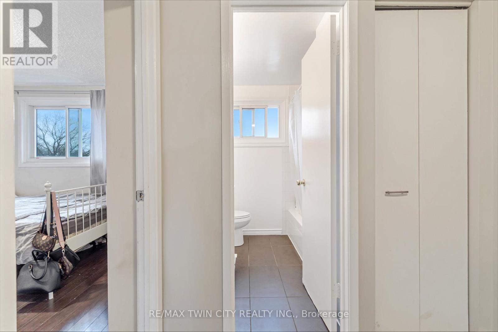 #23 25 UPPER CANADA DRIVE - 17