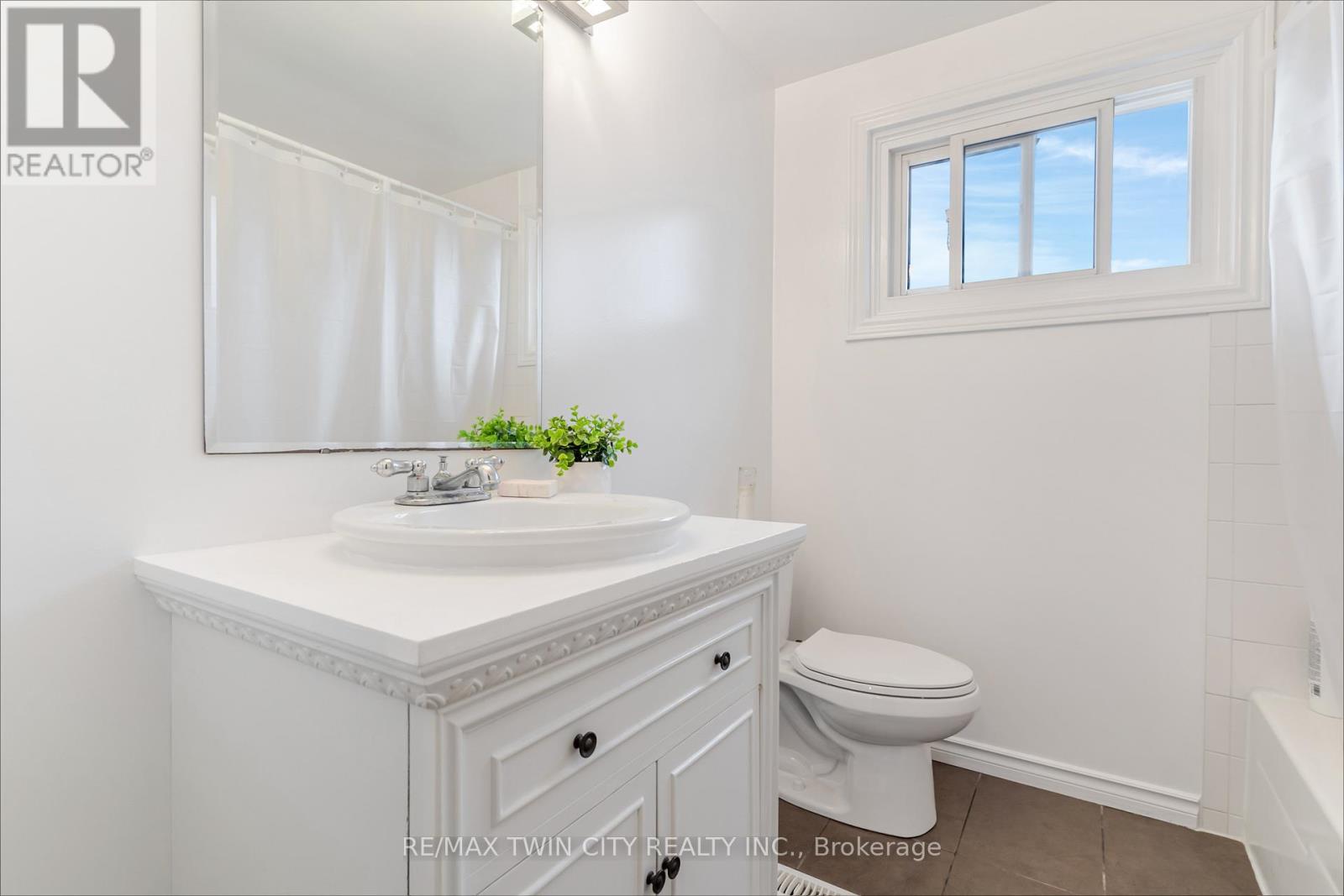 #23 25 UPPER CANADA DRIVE - 18