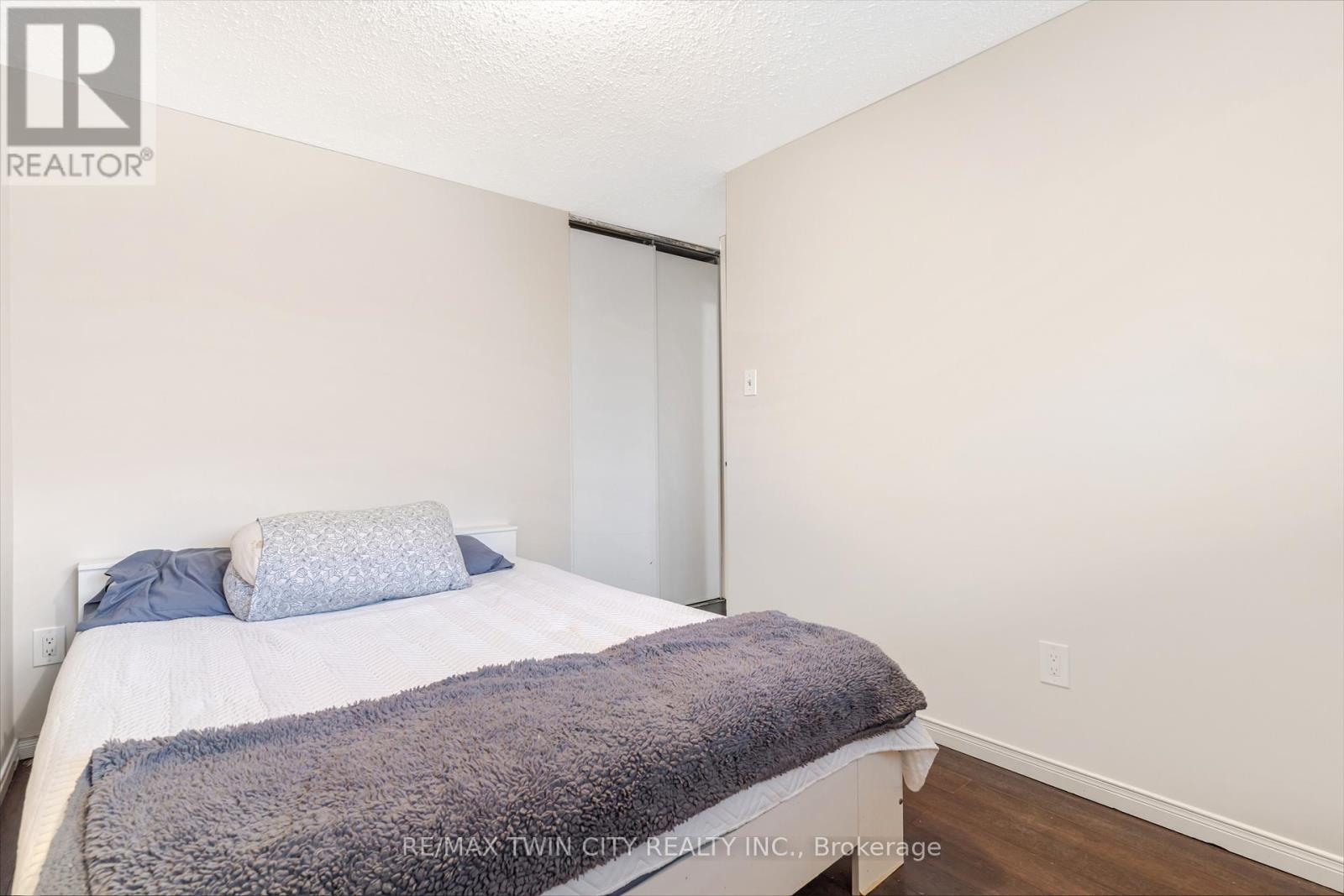 #23 25 UPPER CANADA DRIVE - 21