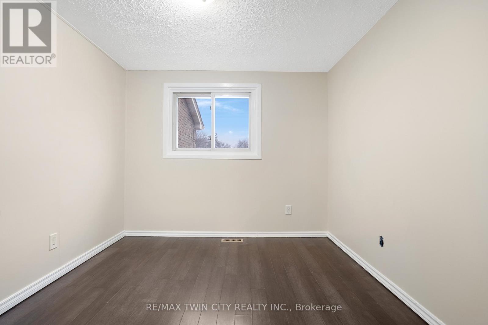 #23 25 UPPER CANADA DRIVE - 22