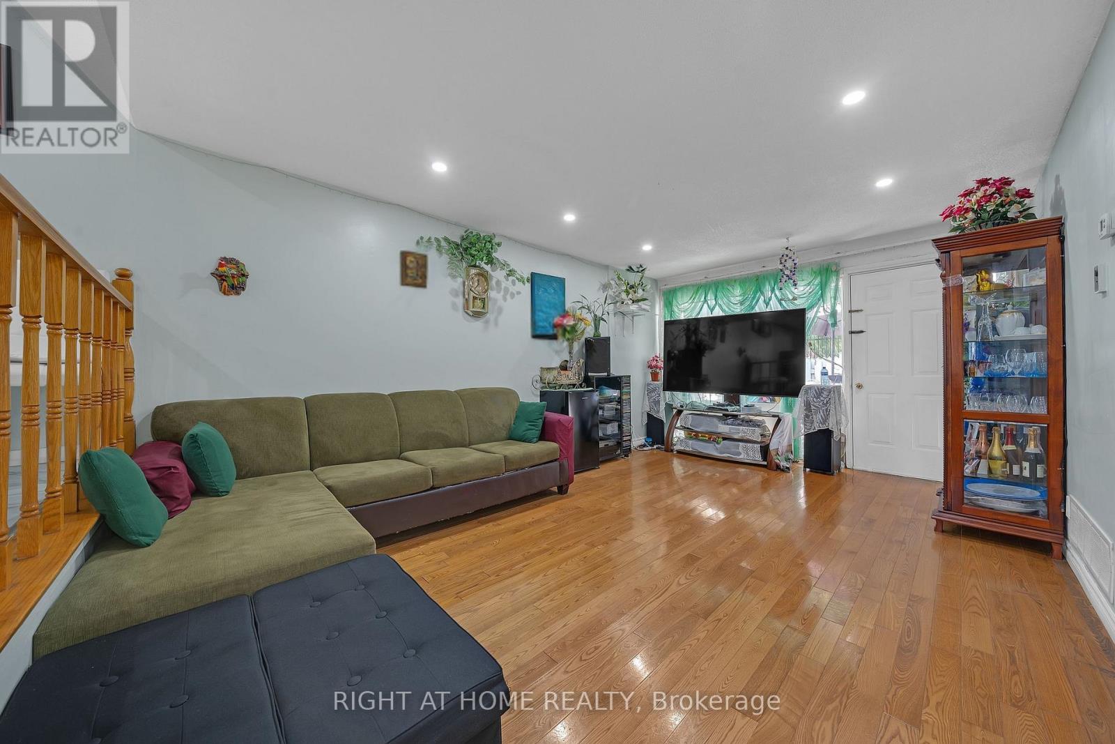 #101 2901 JANE STREET - 10