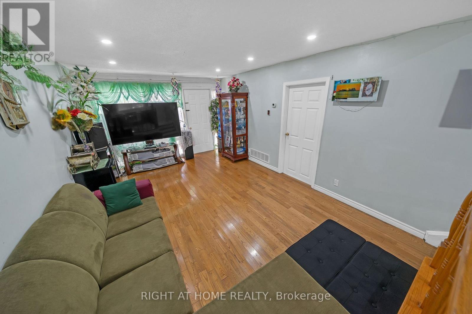 #101 2901 JANE STREET - 11