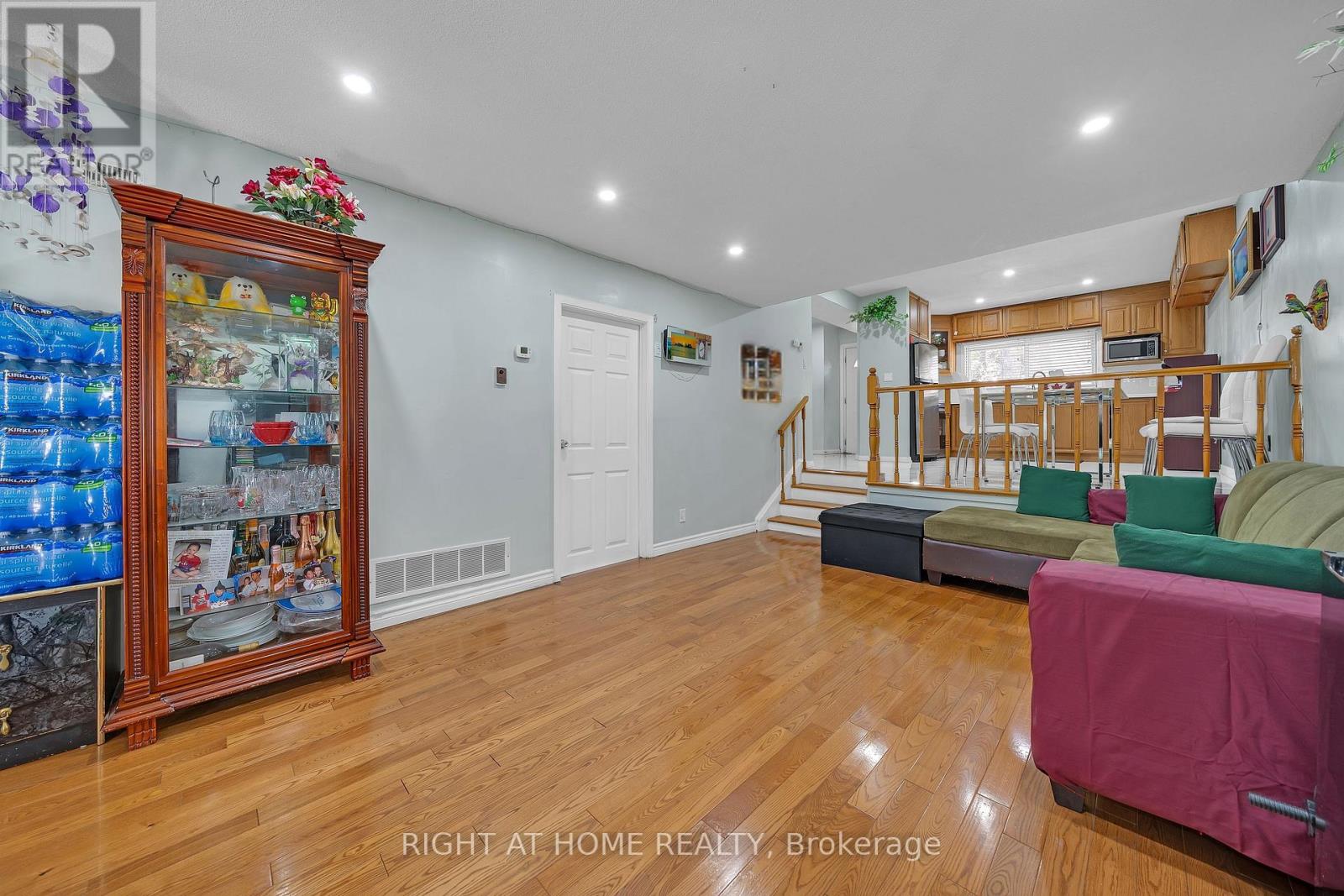 #101 2901 JANE STREET - 13