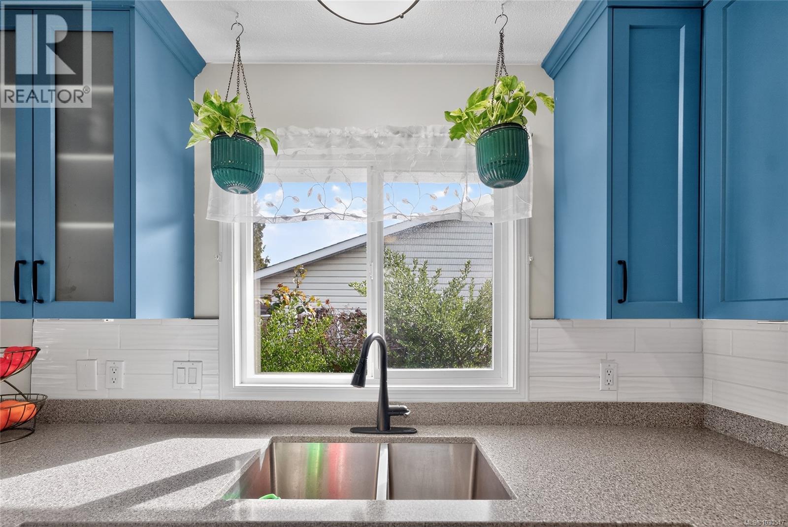 921 Esslinger Rd, Parksville