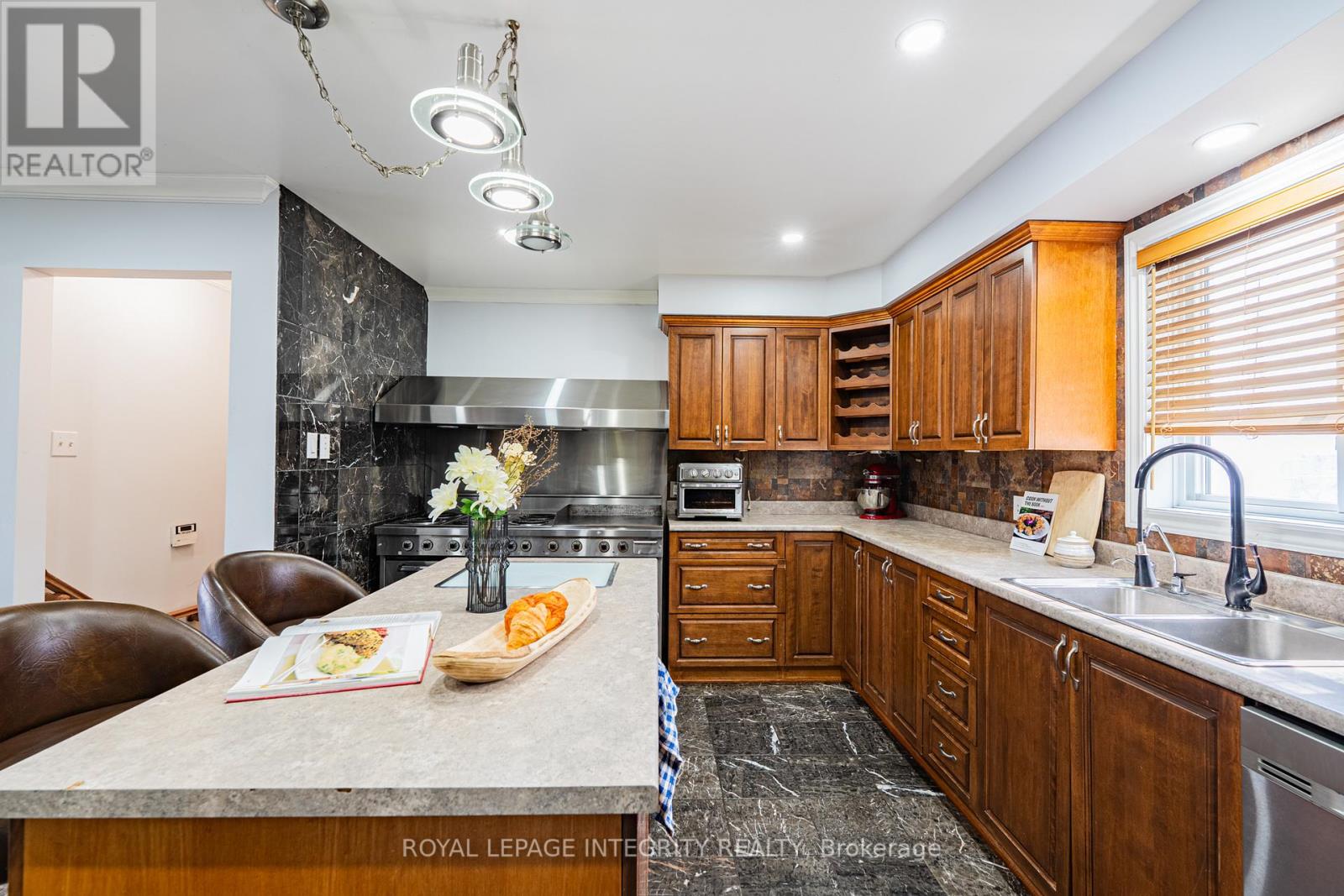 3318 DUNROBIN ROAD - 11