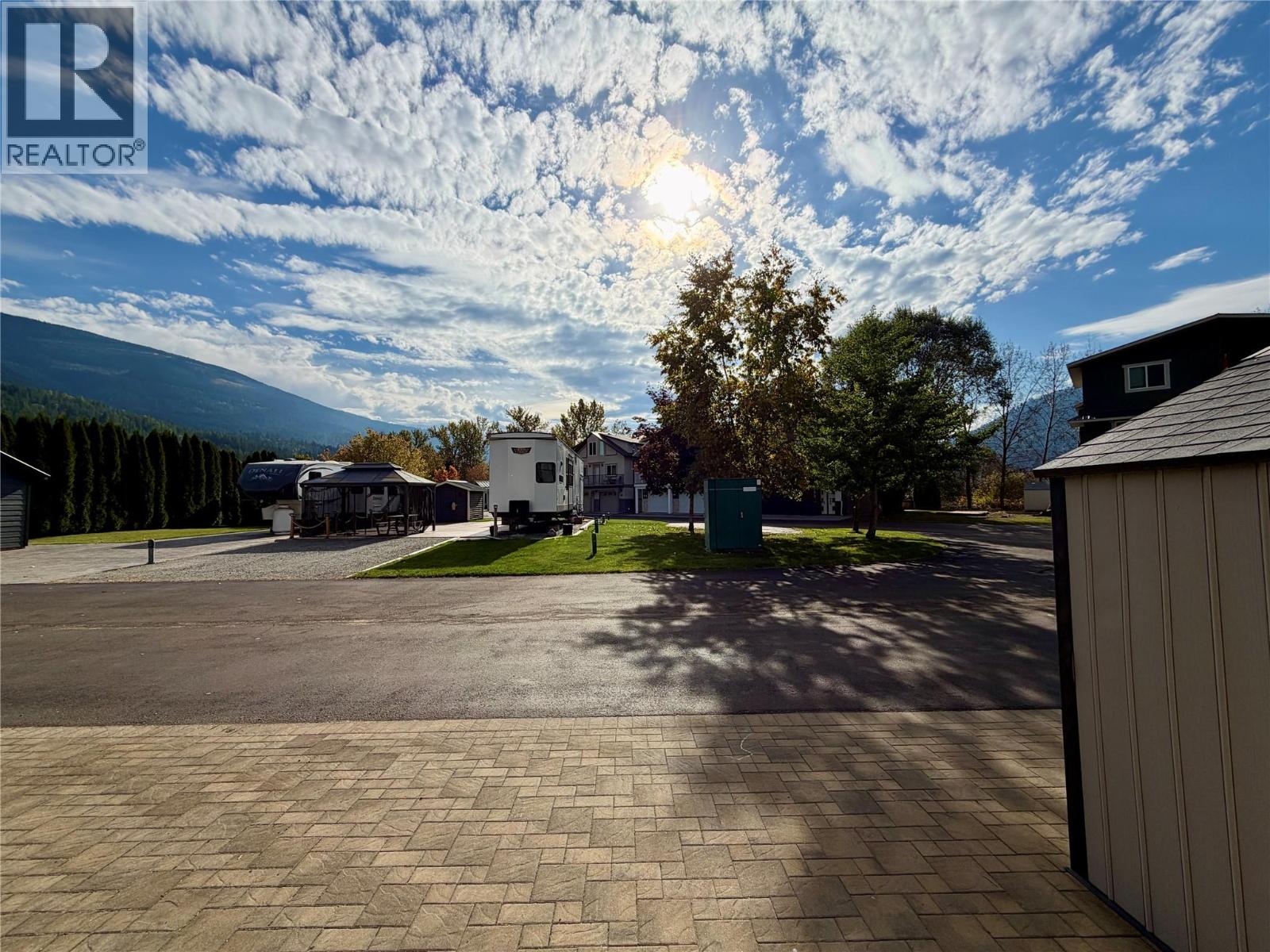 LS33 8192 Highway 97A Road, Mara