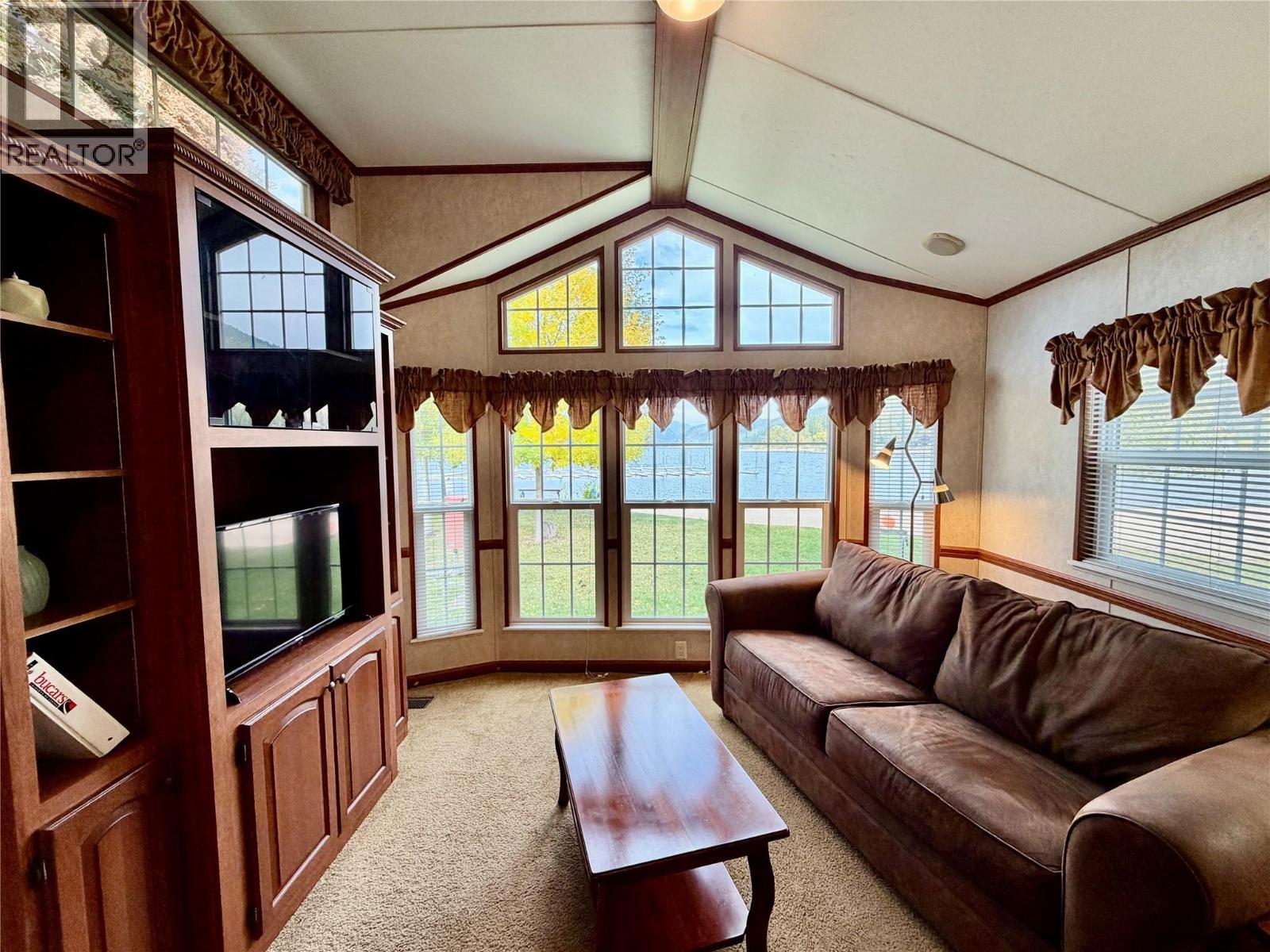 LS33 8192 Highway 97A Road, Mara