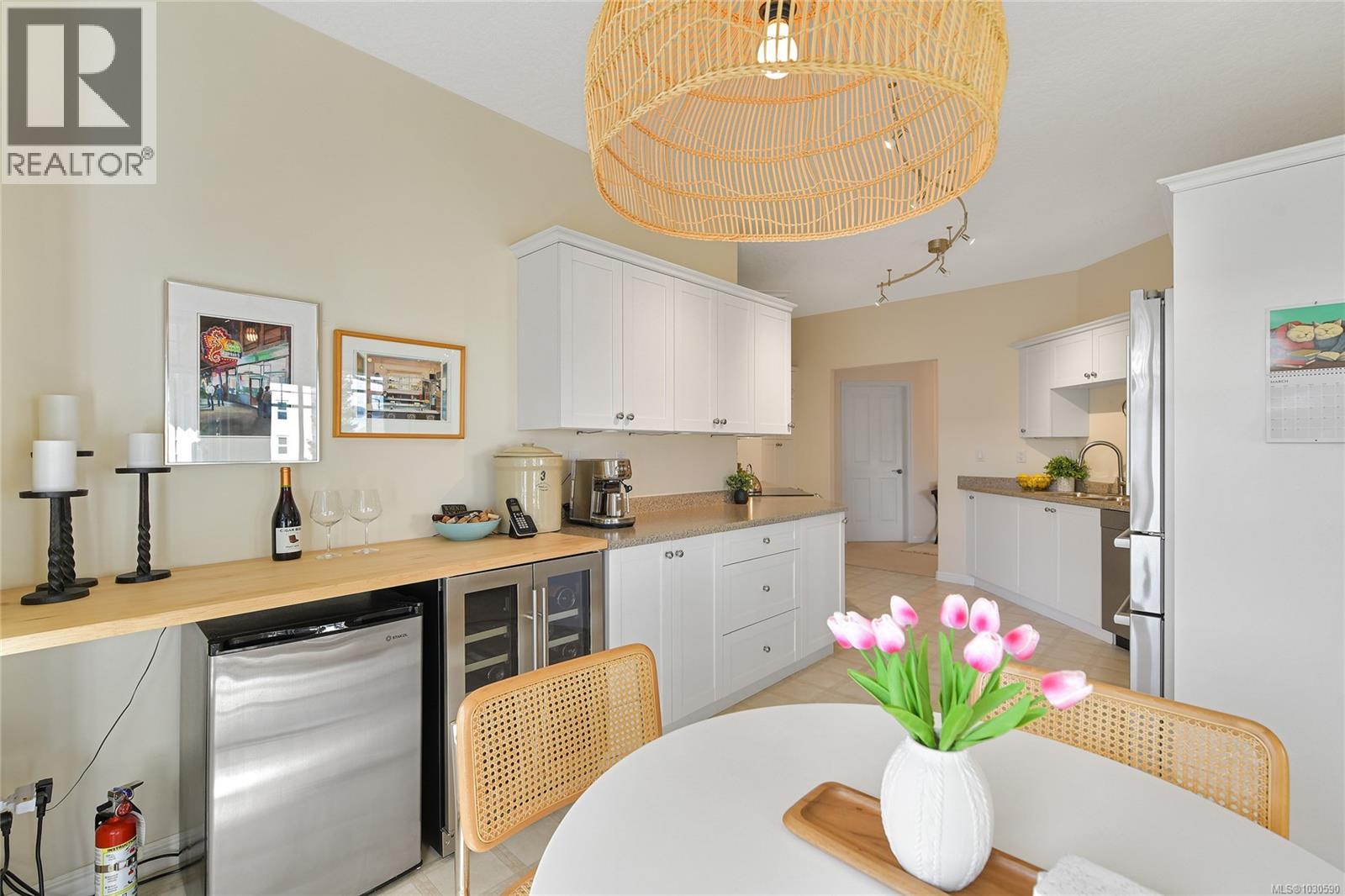 302 9870 Second Street, Sidney