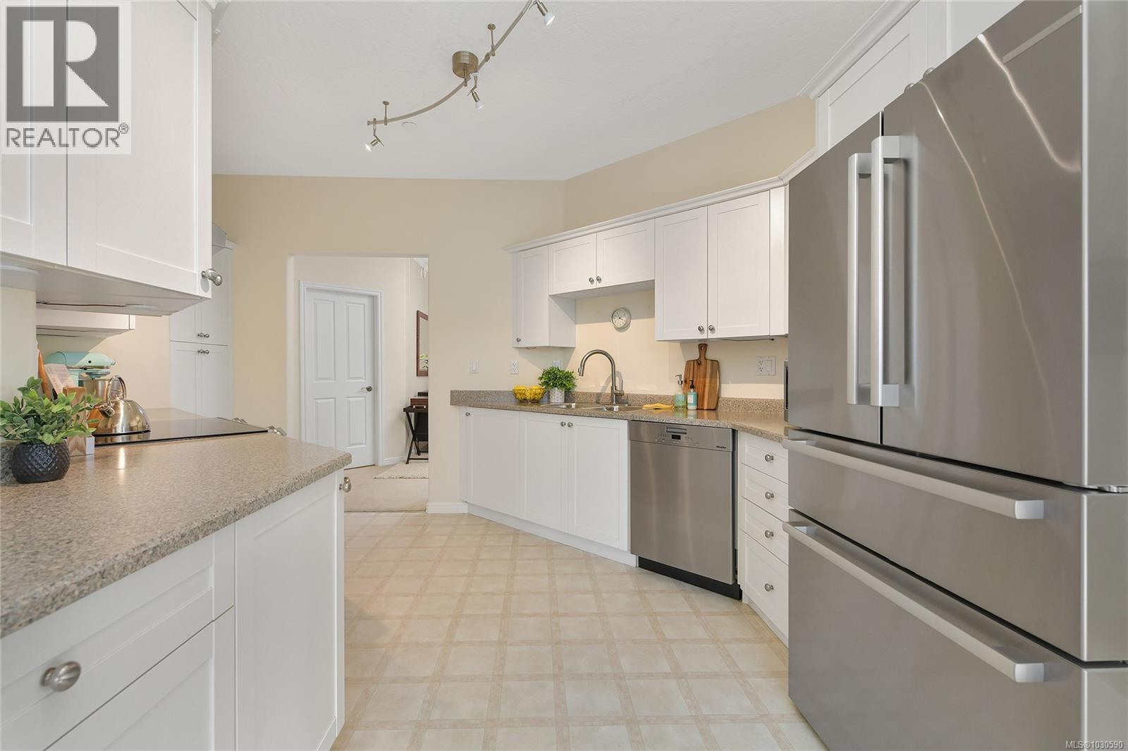 302 9870 Second Street, Sidney