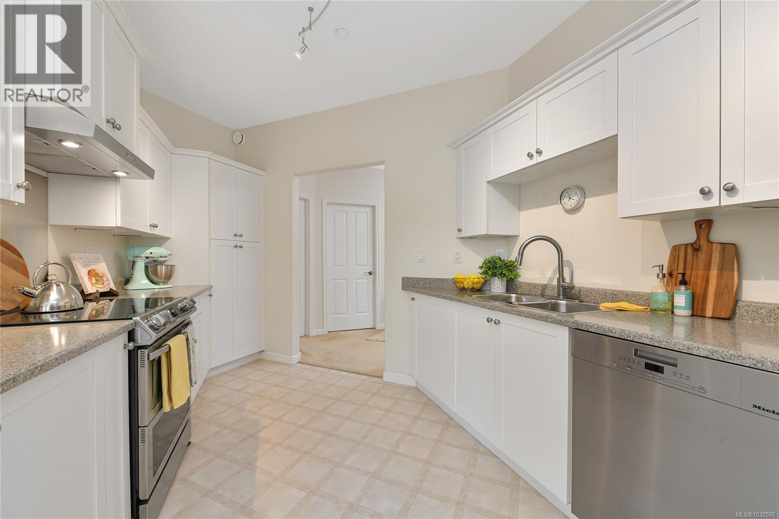 302 9870 Second Street, Sidney