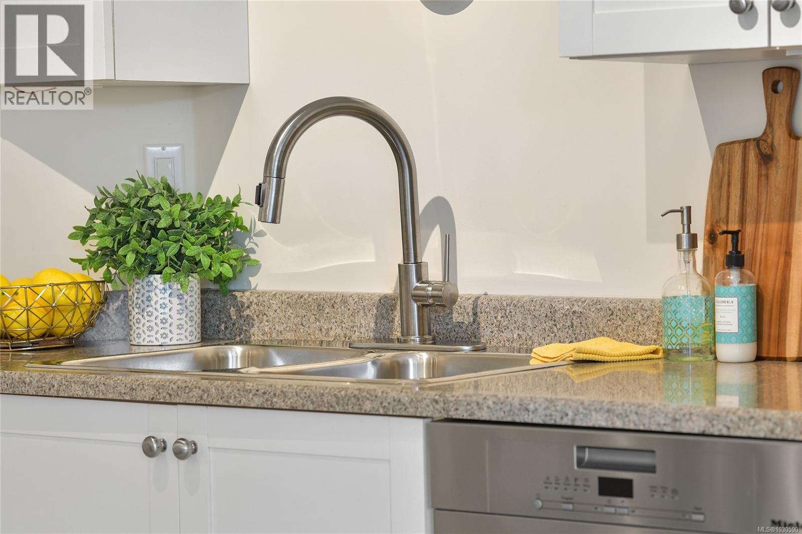 302 9870 Second Street, Sidney