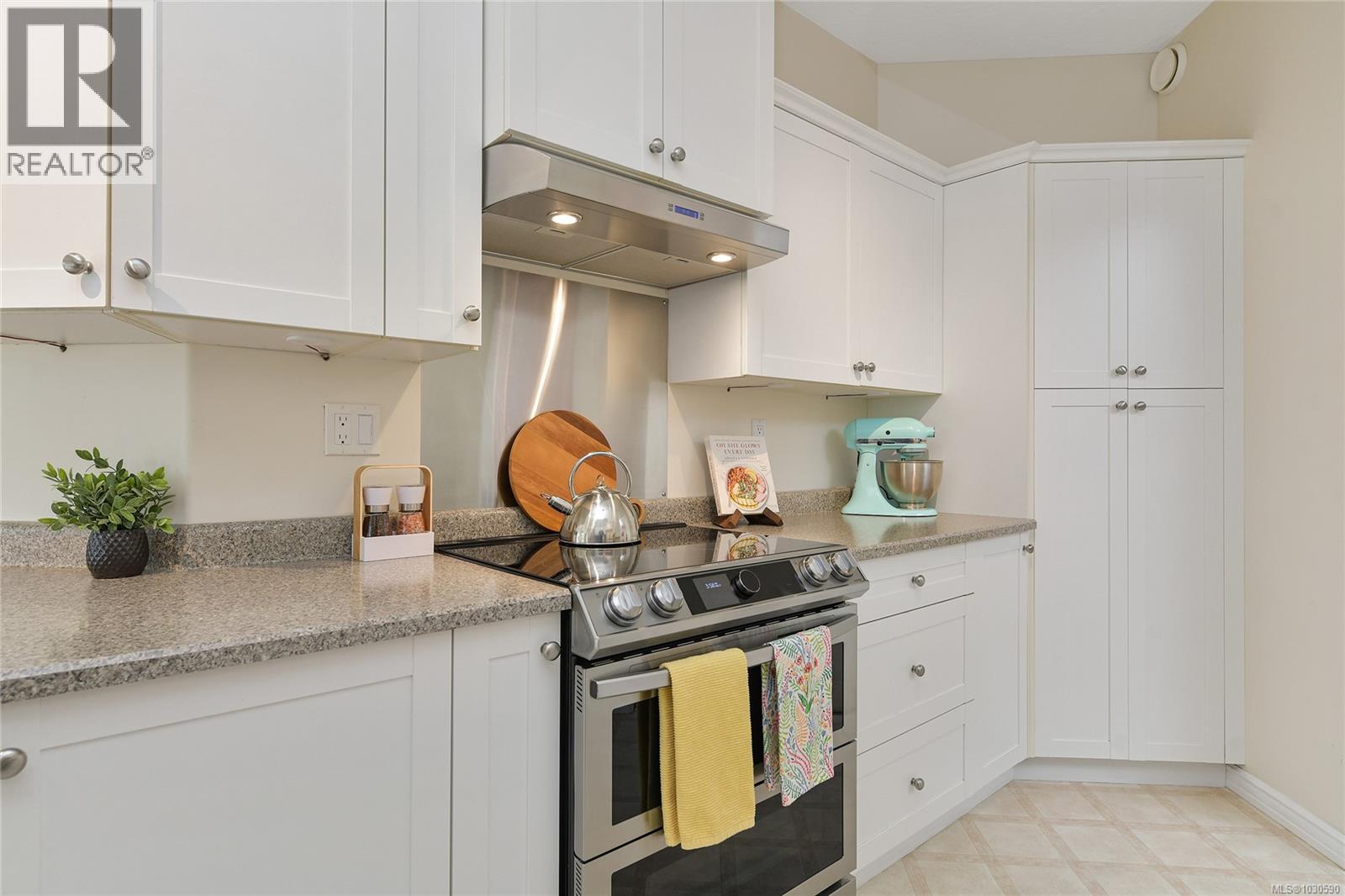 302 9870 Second Street, Sidney