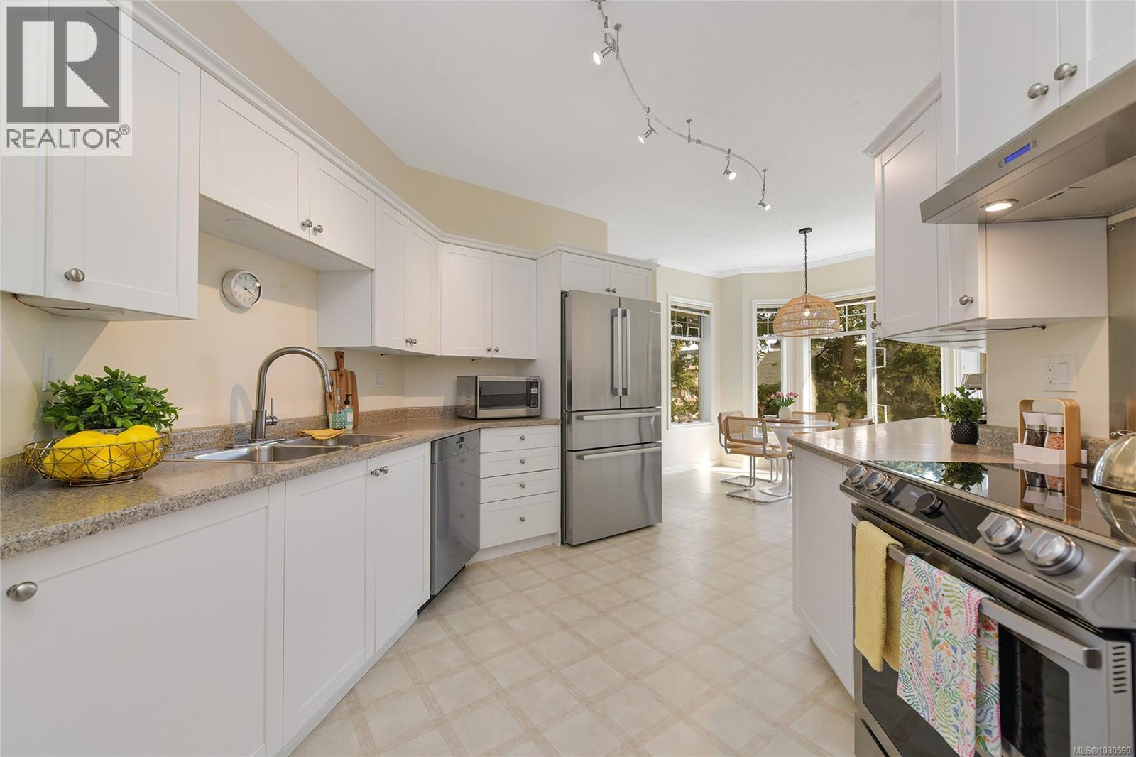 302 9870 Second Street, Sidney