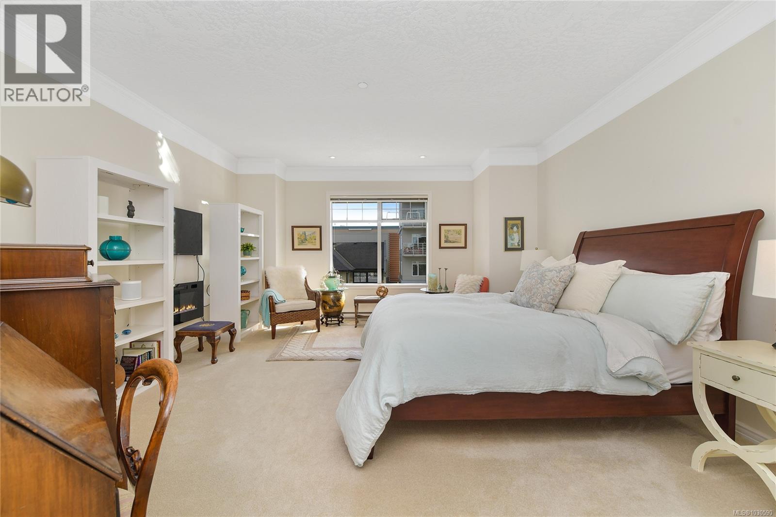 302 9870 Second Street, Sidney