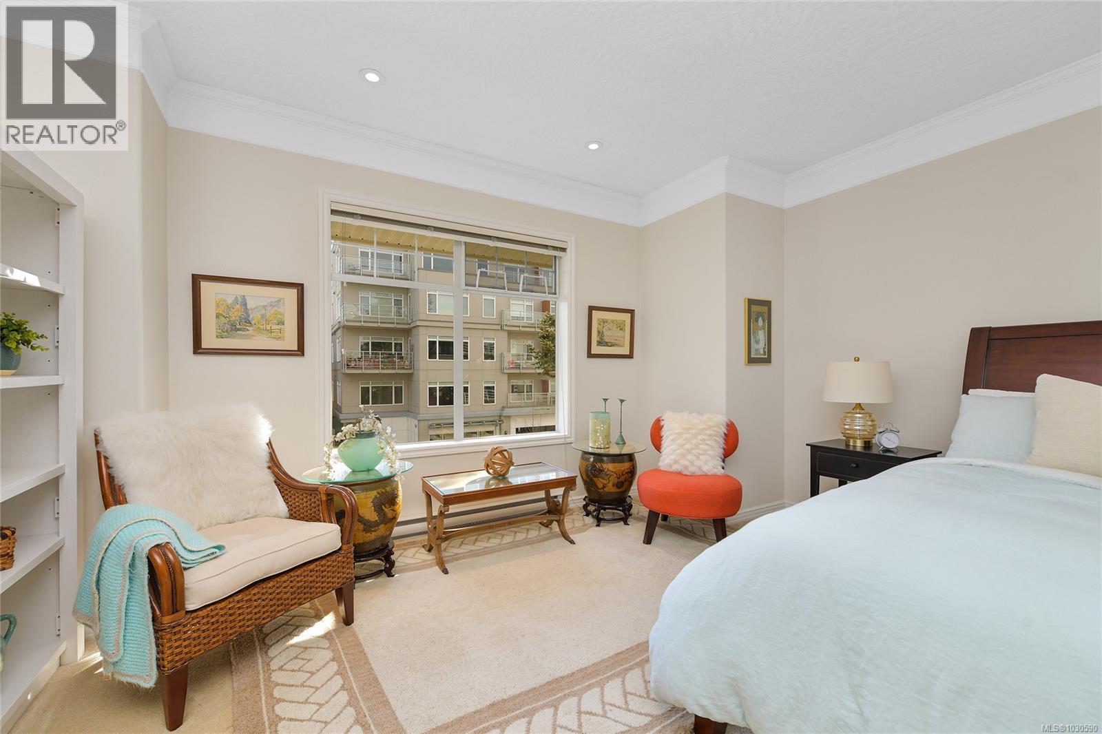 302 9870 Second Street, Sidney