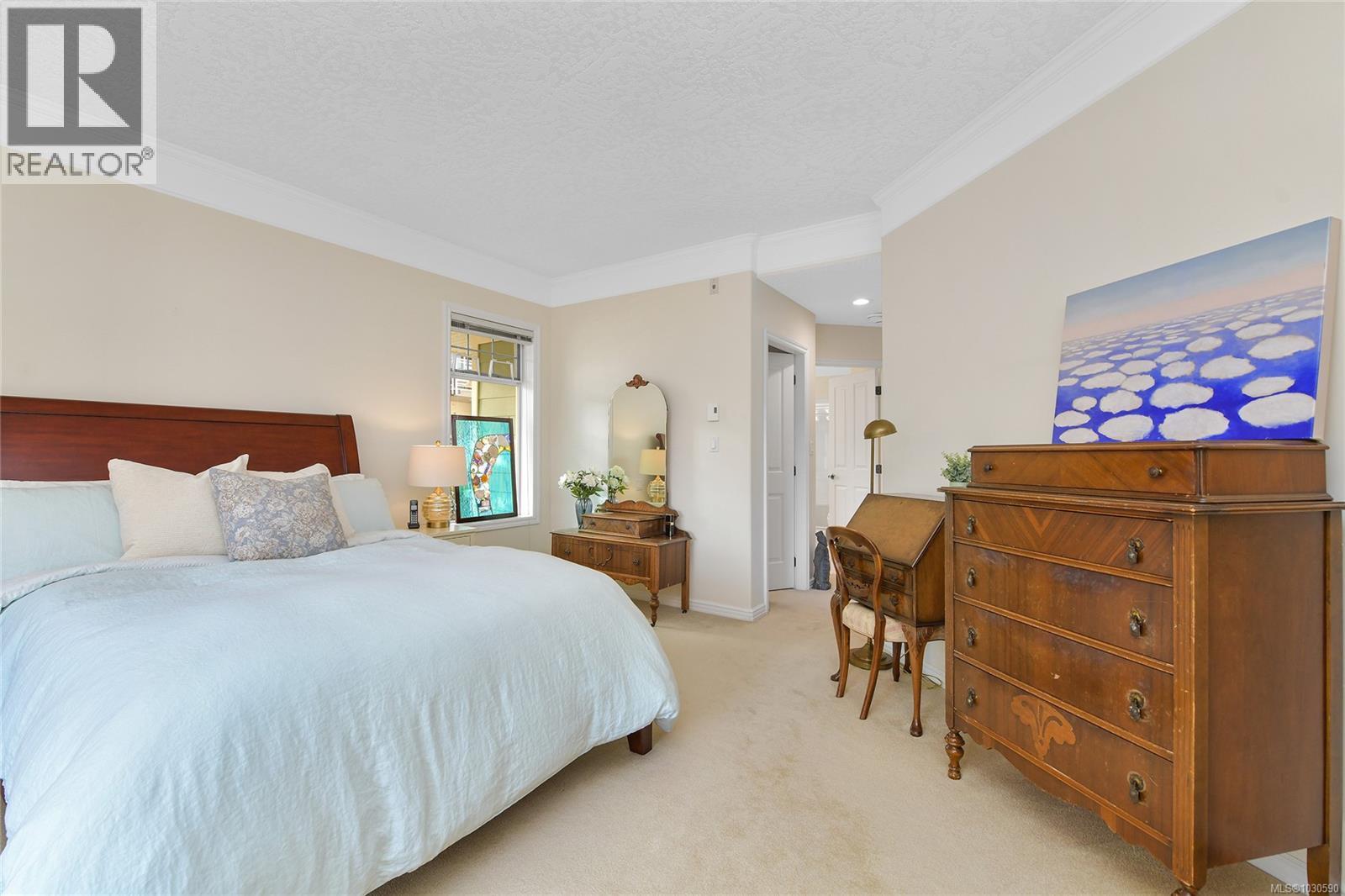 302 9870 Second Street, Sidney