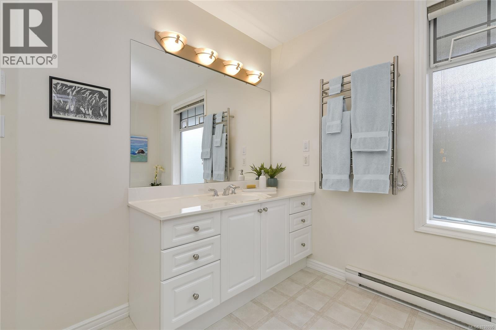 302 9870 Second Street, Sidney