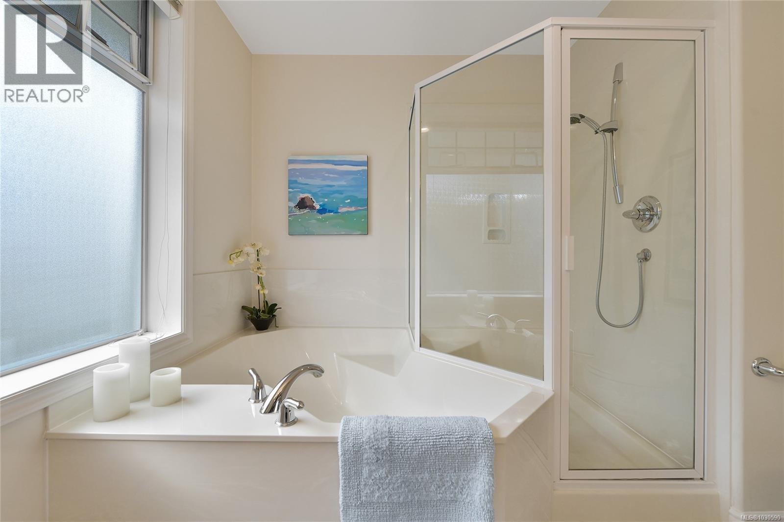 302 9870 Second Street, Sidney