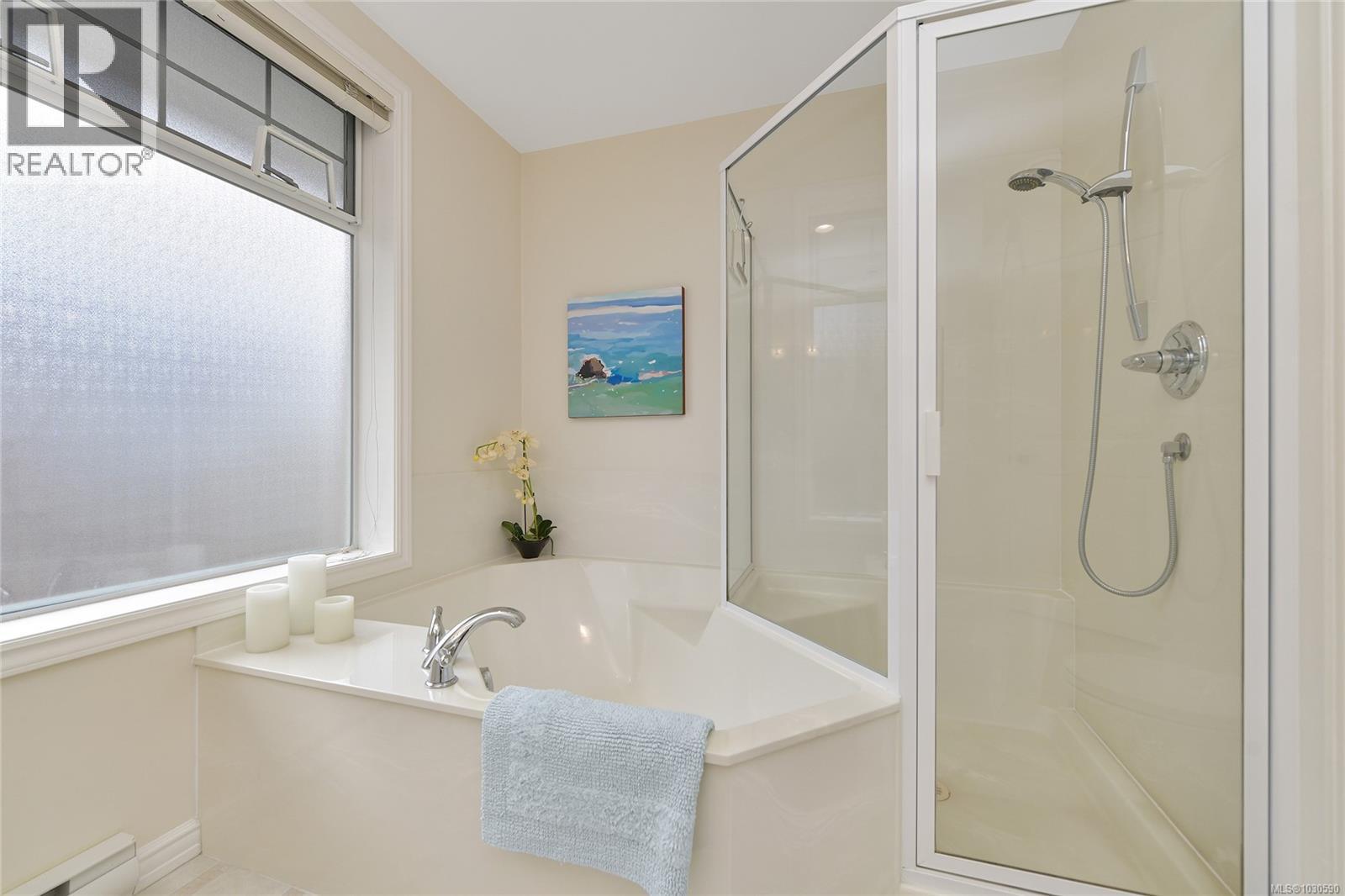 302 9870 Second Street, Sidney