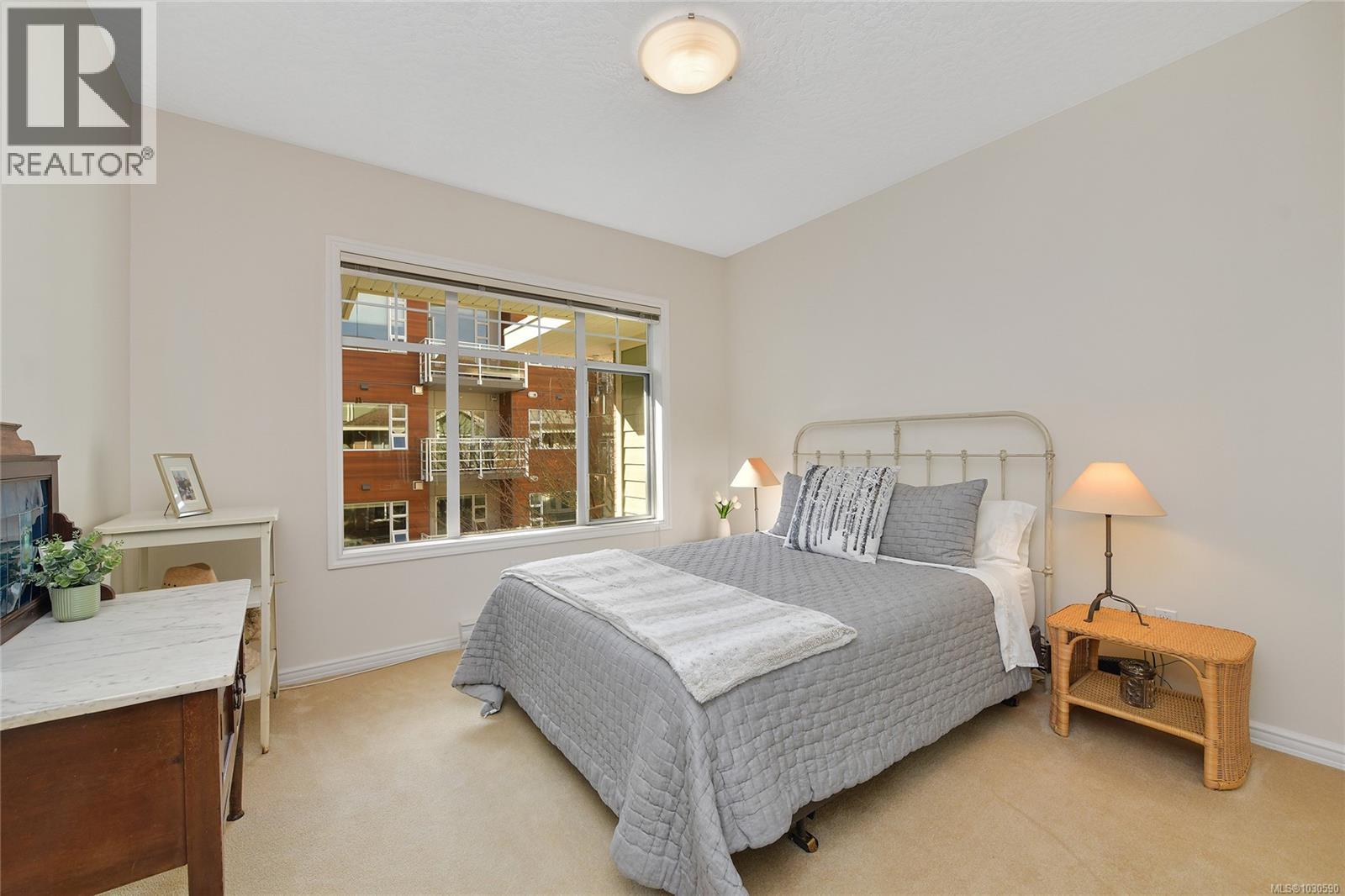 302 9870 Second Street, Sidney