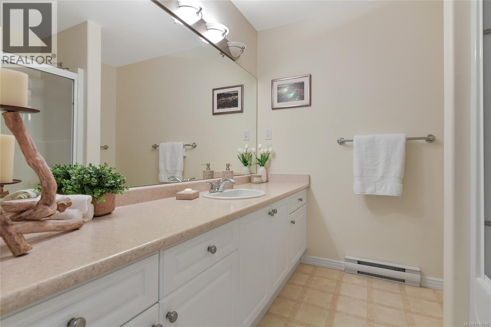 302 9870 Second Street, Sidney