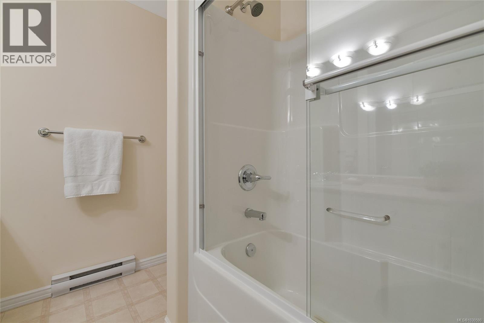 302 9870 Second Street, Sidney