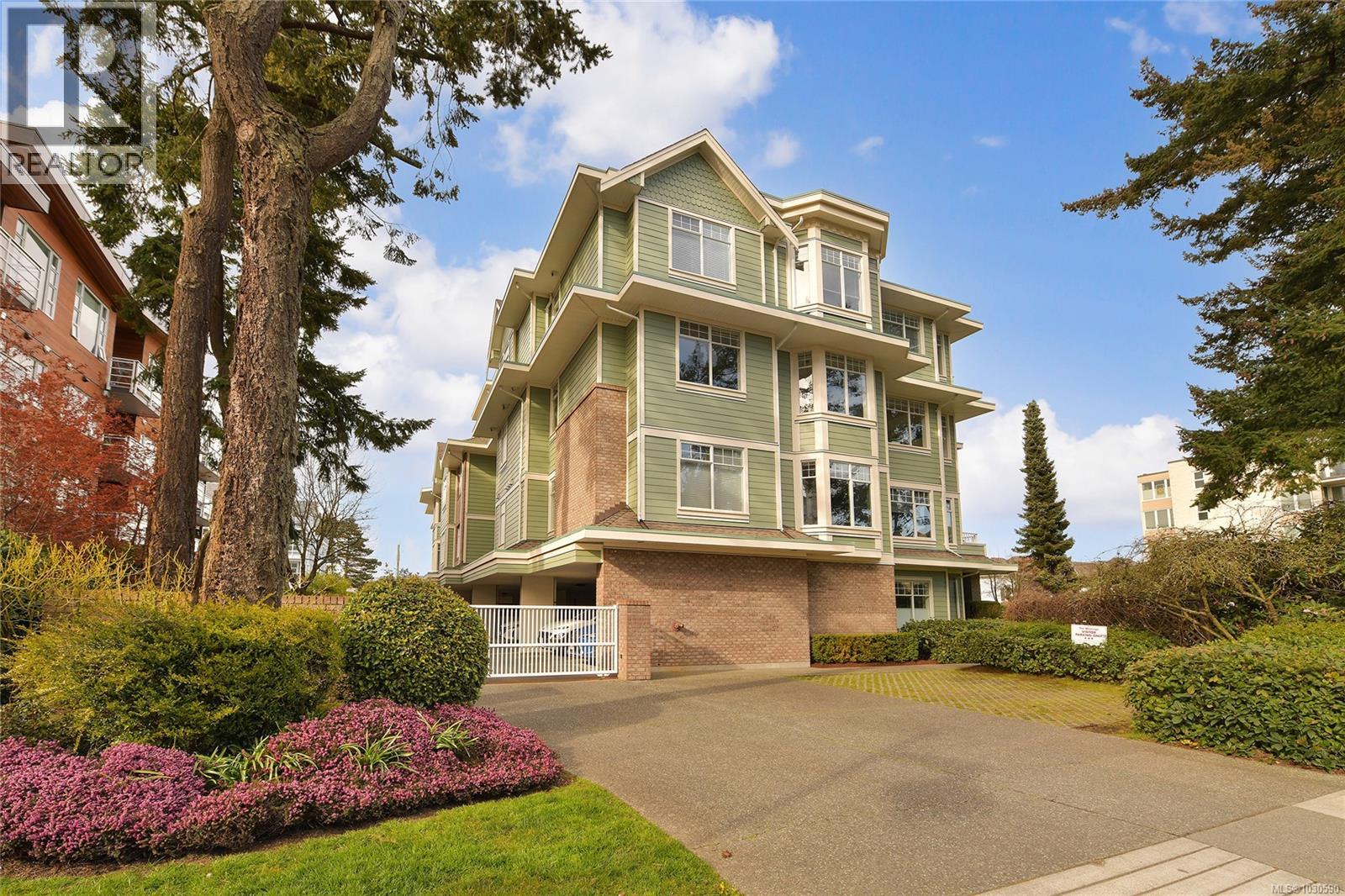 302 9870 Second Street, Sidney