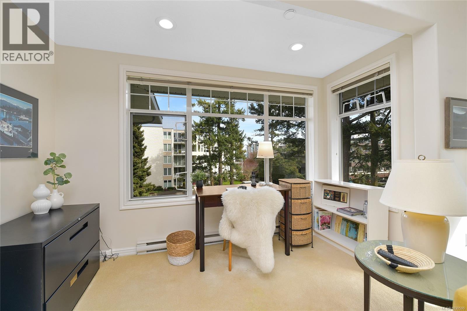 302 9870 Second Street, Sidney