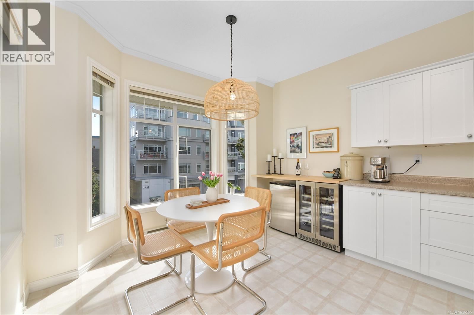 302 9870 Second Street, Sidney