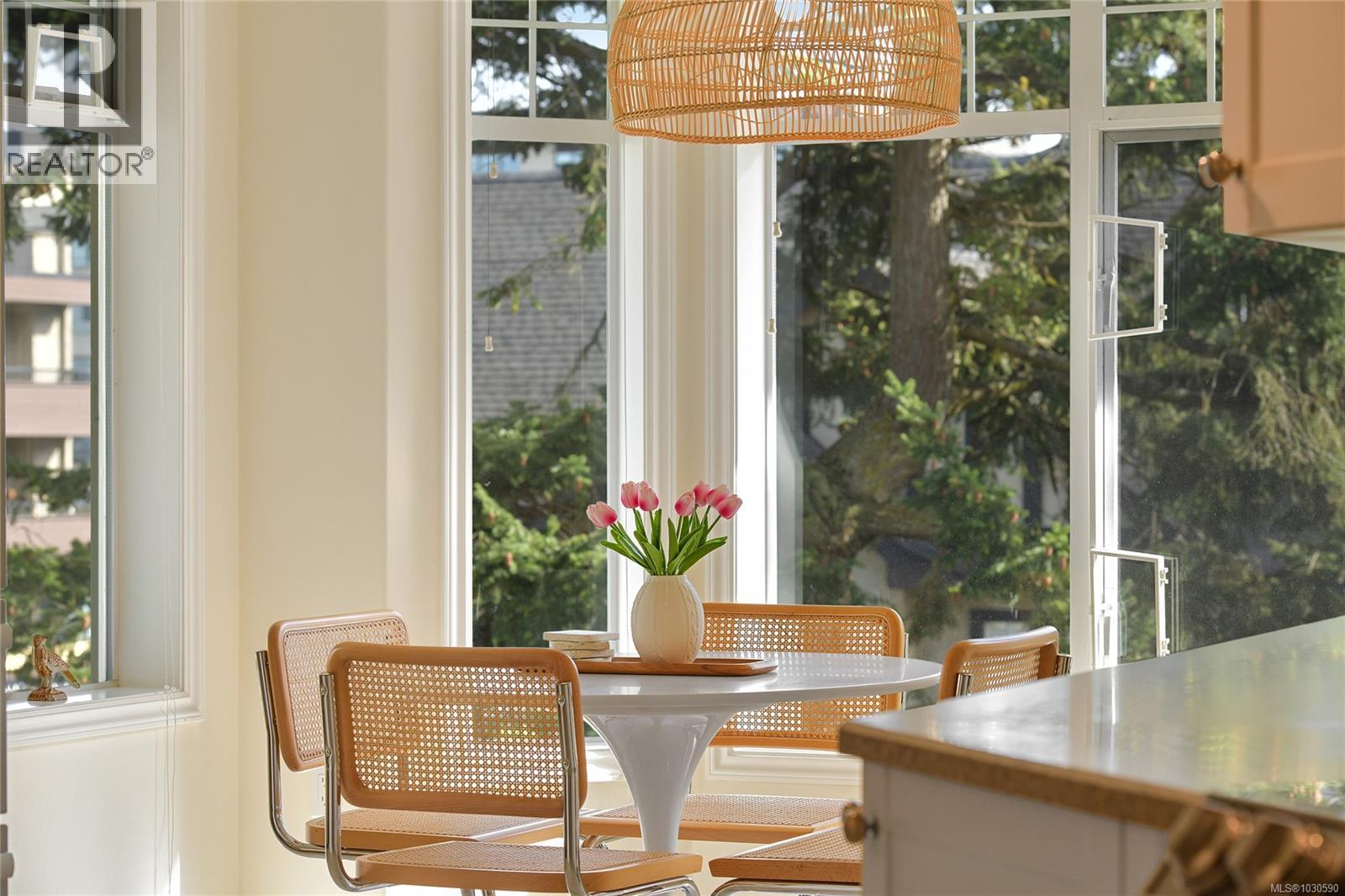 302 9870 Second Street, Sidney