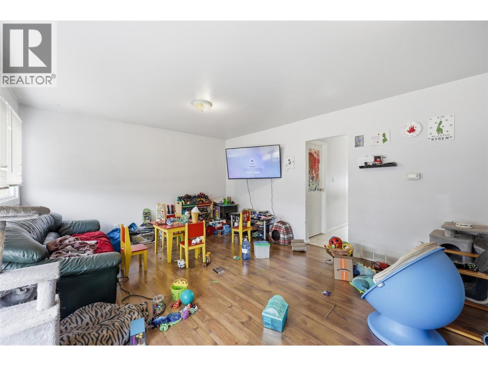 421/423 ALEXANDER AVENUE - 43